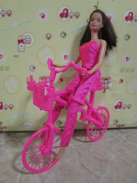 ตุ๊กตา Barbie Girl in a biking world by Mattel (ตุ๊กตาบาร์บี้แท้มือสอง)