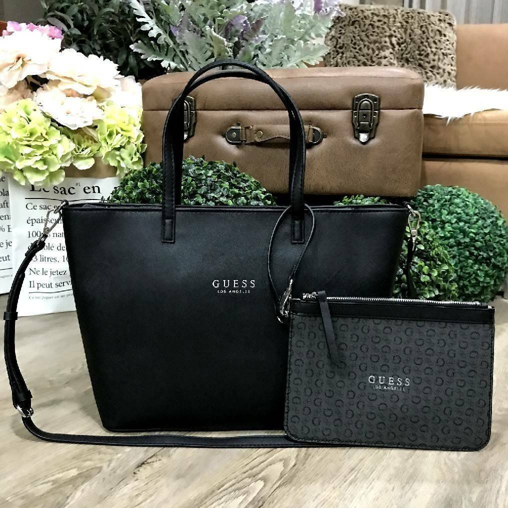 GUESS LARGE SHOPPER BAG WITH POUCH กระเป๋าสะพายรุ่นใหม่ล่าสุดจาก GUESS FACTORY หนัง Saffiano สวยหรูอยู่ทรง ด้านหน้ามีโลโก้แบรนด์ ด้านหลังมีช่องใส่ของ หูหิ้วสะพายไหล่ได้มาพร้อมสายสะพายยาวถอดได้ปรับได้ มีกระเป๋าใบเล็กเข้าชุดกันห้อยที่หูหิ้ว ใบเล็กถอดเเยกใช้