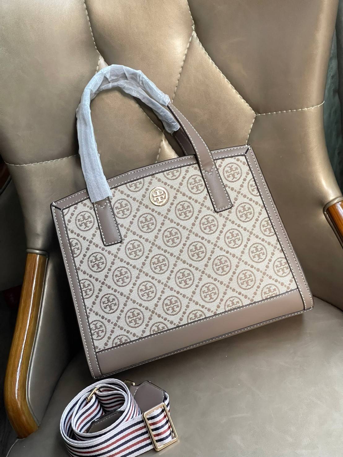 Tory burch T monograme Walker small sacthel คอลเลกชั่นนี้เป็นกระเป๋าที่ตอบโจทย์สาววัยทำงานอย่างมาก ใช้เป็น Everyday Bag สำหรับสาว ๆ เหมาะกับการใช้งานทุกช่วงเวลา ลวดลายของ T Monogram สุดคลาสสิก ตกแต่งขอบด้วยหนัง ยังจุของได้เยอะตอบโจทย์สาว ๆ ที่มีของใช้ส่วน
