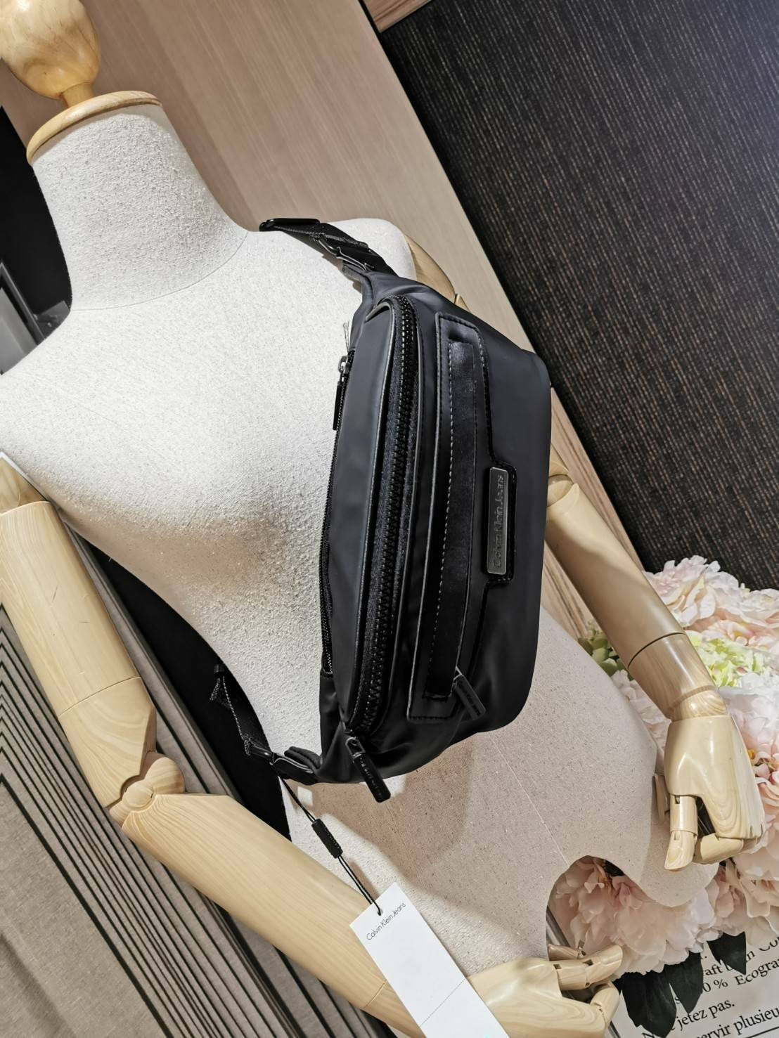 CALVIN KLEIN" JEANS NYLON WAIST BAG กระเป๋าสะพายคาดเอวหรือคาดอกอกรุ่นใหม่ล่าสุดดีไซน์สุดฮิต Limited Edition จาก Calvin Klein Factory วัสดุ Nylon+Polyester 100% คุณภาพดีดูเเลรักษาง่าย กันน้ำ เปิดปิดด้วยซิปสะดวกใช้ หัวซิปแบรนด์ด้านหน้ามีโลโก้และช่องซิป