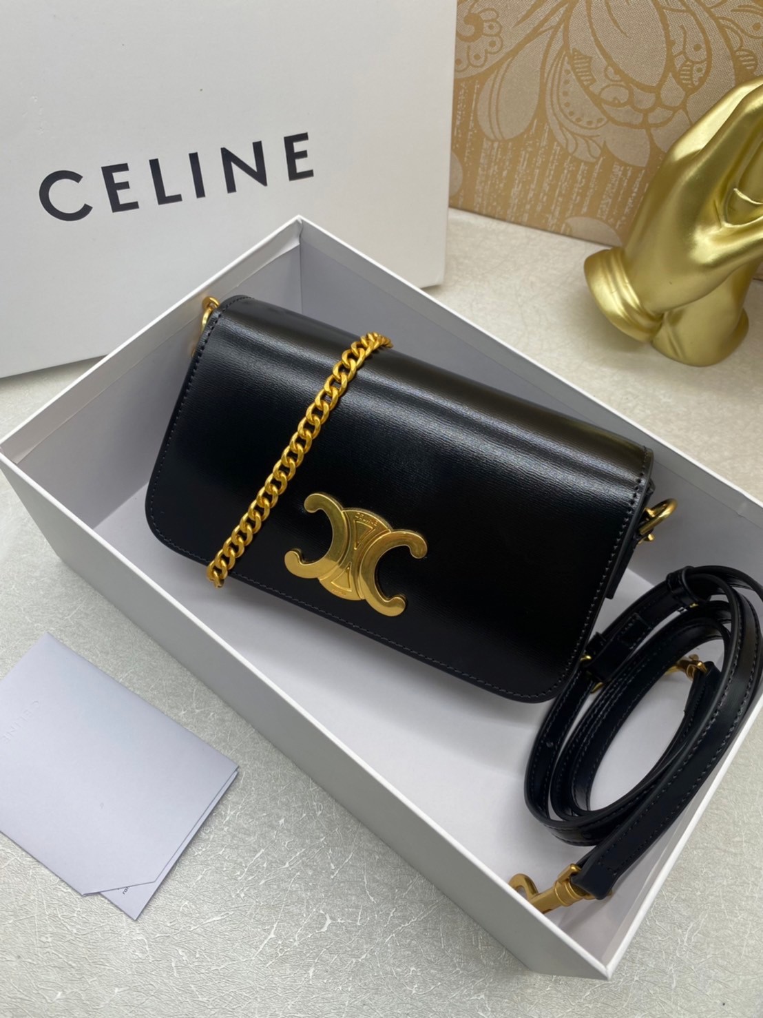 20cm CELINE SHOULDER BAG TRAPEZE IN SHINY CALFSKIN / CELINE POCHETTE BAG / CELINE TRIOMPHE BAG small รุ่นใหม่ล่าสุด ไม่มีไม่ได้เลยกับไอเท็มสุดคลาสสิค กระเป๋าสะพาย ทรงพอชสวยอยู่ทรง ดูดี ดูแพง สายถอดได้ ใช้งานสะดวก