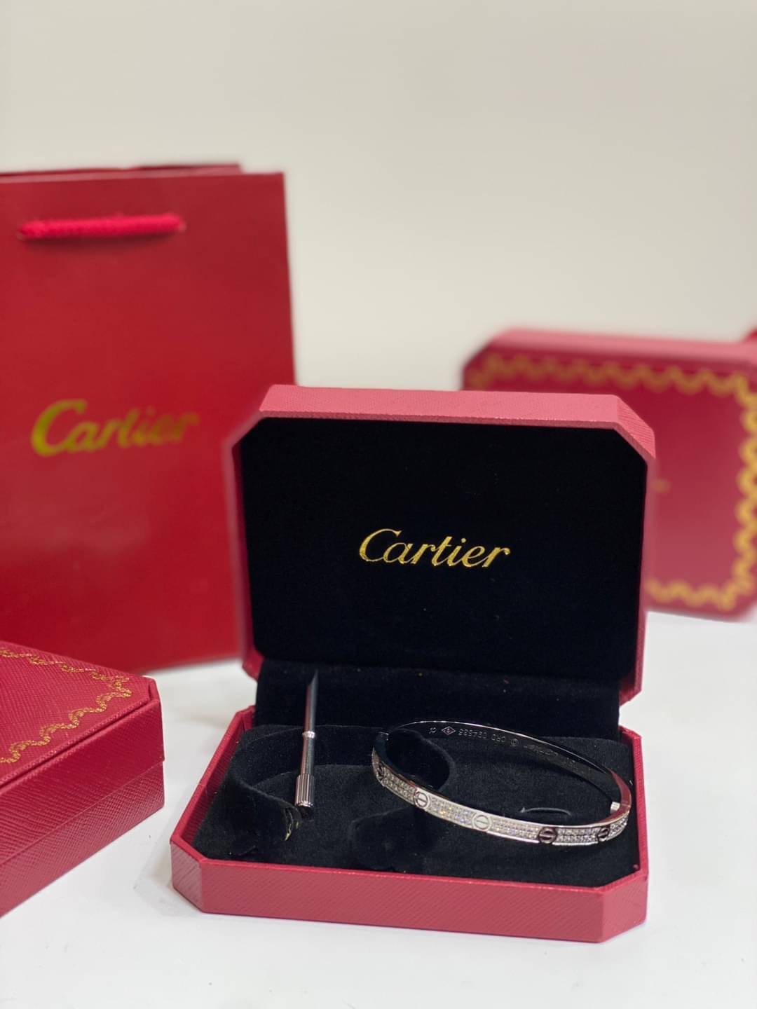 Cartier Love Bracelet มีเพชร กำไลข้อมือคาเทียร์ ภาพถ่ายจากงานจริง เกรดออริจินิล วัสดุคุณภาพดี ไม่ลอกไม่ดำ งานปั้มครบตามรูปเลยค่ะ