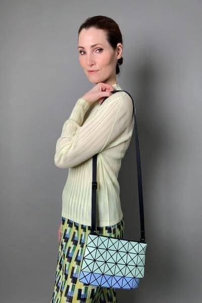 Baobao Issey Miyake Prism Kangaroo crossbody bag กระเป๋าสะพาย Crossbody รูปทรงสี่เหลี่ยมผืนผ้า ไซส์กำลังพอดี เห็นแบบนี้บอกเลยว่าใส่ของสำคัญได้แบบครบถ้วน ไม่ว่าจะเป็นโทรศัพท์ กระเป๋าตังค์ หรือพาวเวอร์แบงค์ จัดเป็นอีกหนึ่งรุ่นที่น่ารัก สายสะพายปรับได้ตามควา