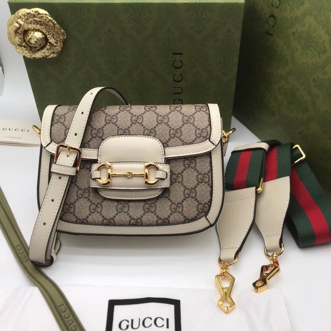 VIP GIFT 】หนังแท้ GUCCI Horsebit 1955 mini bag GG Supreme canvas ที่สุดของรุ่นที่ฮอตหนักมาก คอลเลคชั่นที่ยอดขายดีตั้งแต่วันแรกที่ลง shop ด้วยรูปทรงที่กะทัดรัด ตอบโจทย์ได้ทุกลุค ทุกไลฟ์สไตล์ ใช้งานได้ง่ายคล่องตัว เรียกได้ว่าใครไม่มีได้ยังไง สวยขนาดนี้!!