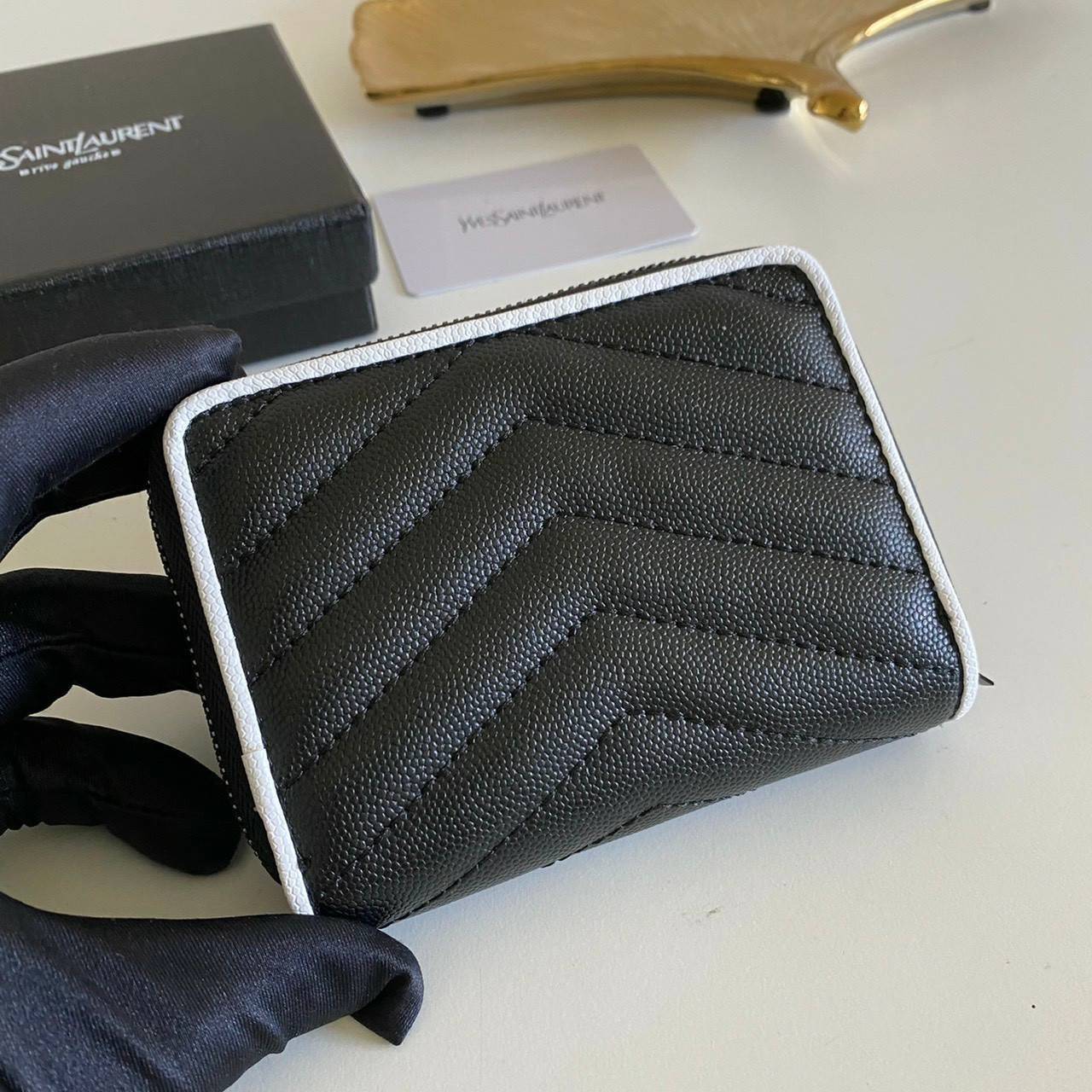 VIP GIFT 】หนังแท้ YSL Saint Laurent monogram compact zip short wallet มาแล้วจร้า ถามหากันเยอะมากๆ กระเป๋าสตางค์ใบสั้นที่ใส่แบงค์ ใส่บัตร ใส่เหรียญได้เยอะสุดๆ มีสองด้านซิปและพับ ใบเดียวครบจบเลย หนังสวยมาก ละเอียดสุดๆ