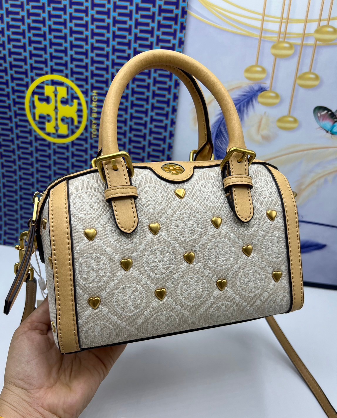 TORY BURCH T MONOGRAM Mini Jacquard Wine Barrel Bag ivory multi heart shape / Tory Boston Bag กระเป๋าทรงหมอนบอสตั้นแต่งหัวใจสีทองสวยหรู น่ารักรุ่นใหม่ล่าสุด เกรดท็อปออริ เทียบแท้ 1:1 เกรดดีสุด ใช้งานต่างประเทศได้