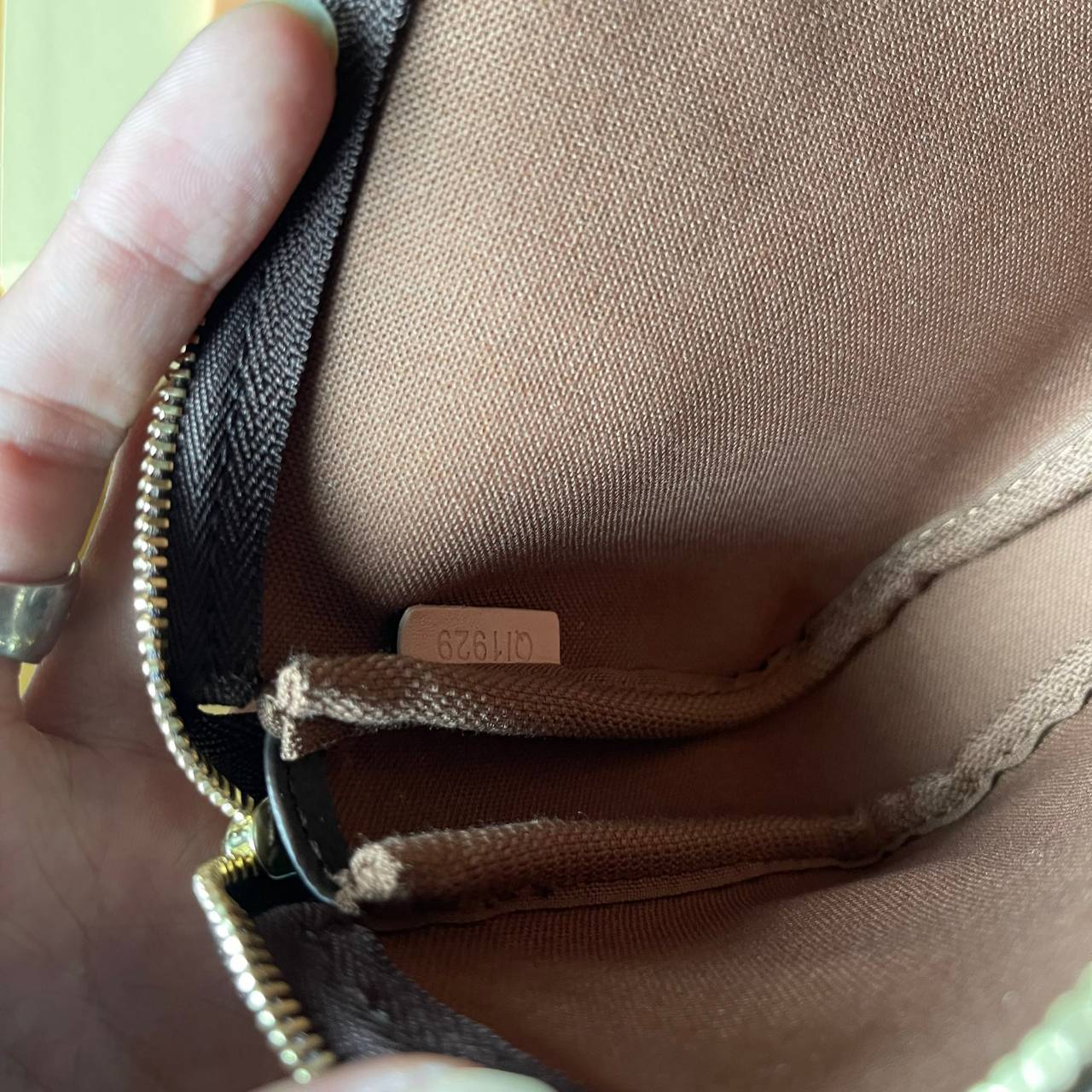 หนังแท้ LOUIS VUITTON MONOGRAM POCHTE ACCESSORIES BAG ลายใหม่ล่าสุด พร้อมส่งที่ไทย โดดเด่นด้วยรูปทรงอันเป็นเอกลักษณ์และรายละเอียดแบบคลาสสิก ภาพถ่ายสินค้าจริง ไอเท็มนี้สวยน่าใช้สุดคุ้มมากๆ ห้ามพลาดเลยค่ะ!