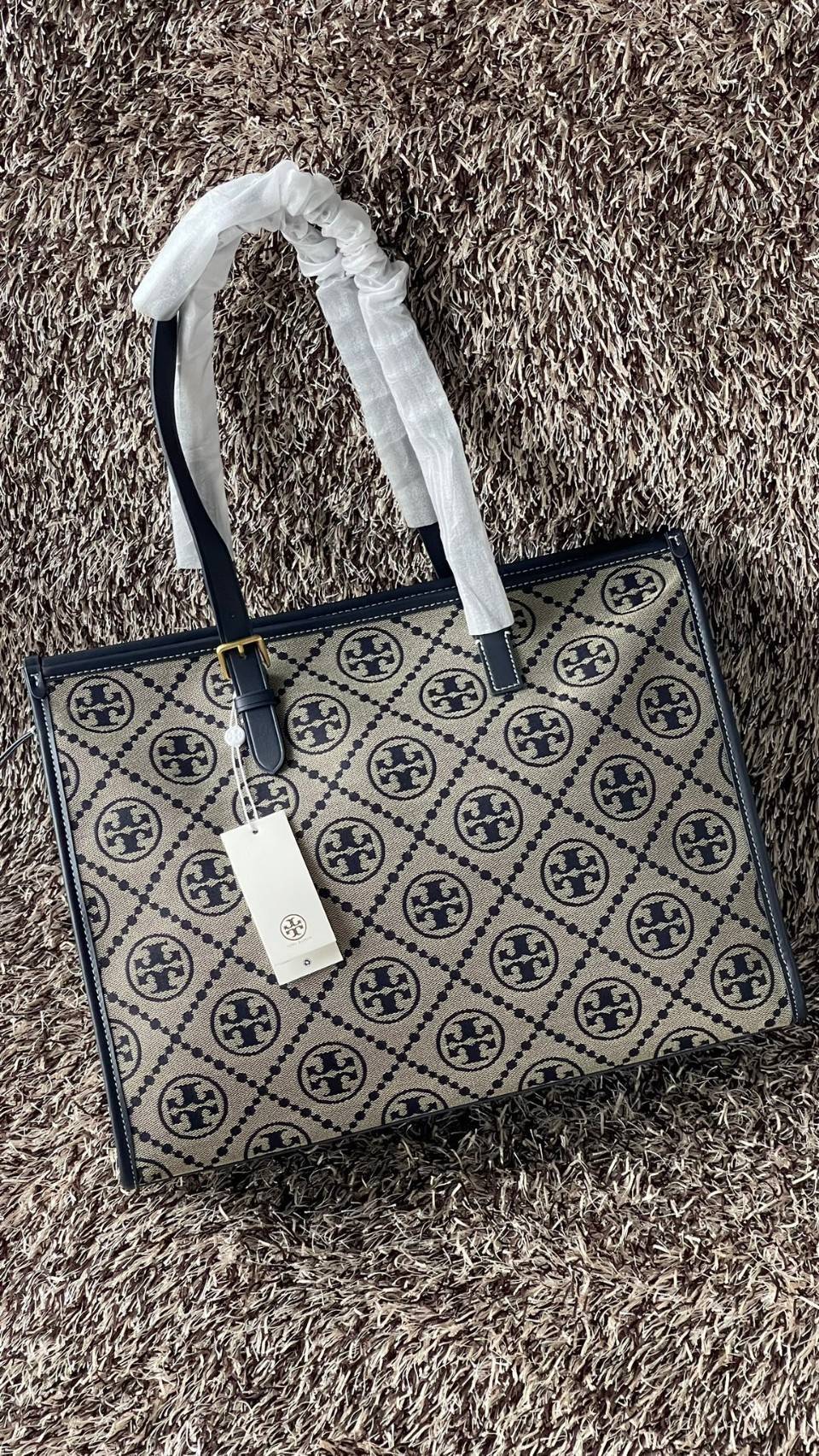 TORY TOTE BAG / Tory Burch T Monogram Jacquard Large Tote Bag สำหรับคนที่ชอบกระเป๋าที่มีพื้นที่ใส่ของได้จุใจ หยิบของใช้งานสะดวก และพกพาง่าย ขอแนะนำกระเป๋ารุ่น นี้เลยคะ