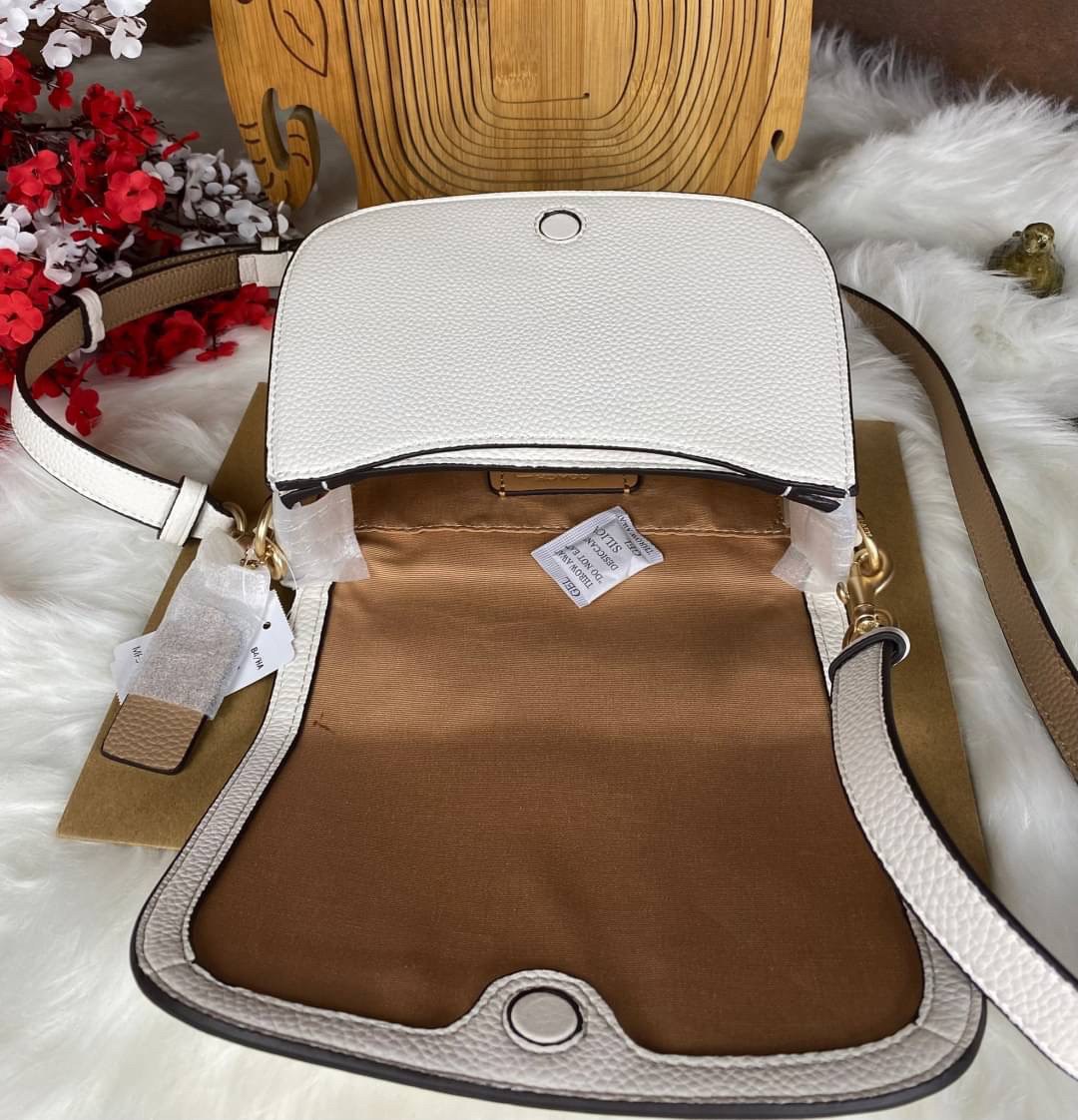 OUTLET 】COACH SADDLE BAG WITH HORSE AND CARRIAGE (COACH C4058) หนังกรวดละเอียดภายในกระเป๋ามัลติฟังก์ชั่น กระดุมแม่เหล็ก ซับในผ้านอกกระเป๋าเปิด สายสะพายถอดได้ สายสะพายยาว 22" สำหรับสะพายไหล่หรือ crossbody
