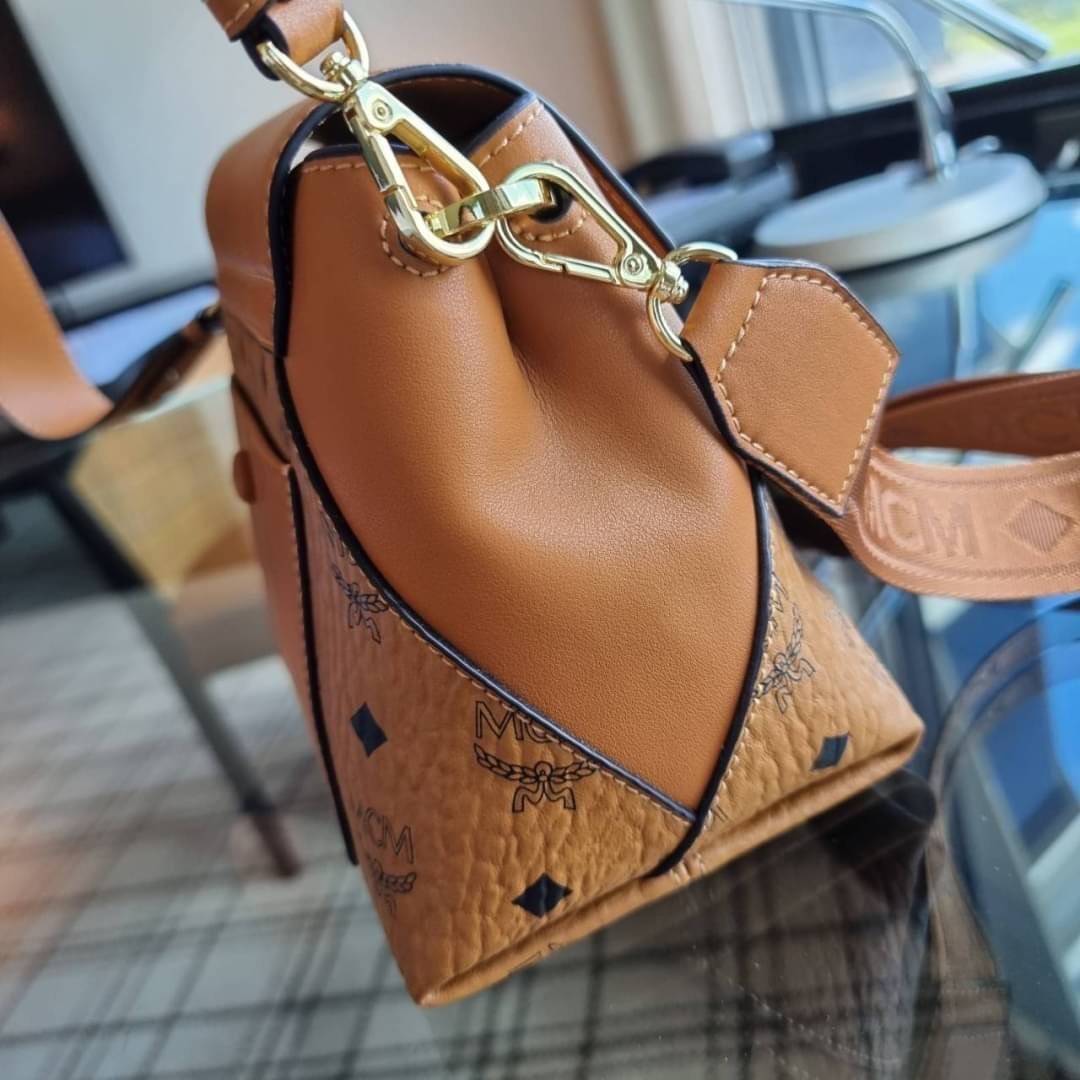 M.C.M ESSENTIAL CROSSBODY IN VISETOS กระเป๋าสะพายข้าง สวยอยู่ทรง ดีไซน์ไม่ซ้ำใคร มาพร้อมสายสะพายถึง 2 แบบ ปรับเปลี่ยนใช้ได้ไม่มีเบื่อ วัสดุหนังแคนวาสสลับหนังแท้ เปิด-ปิดกระเป๋าด้วยตัวบิดล็อคแน่นหนา ด้านหลังมีช่องเก็บบัตรได้ ภายในโล่งกว้าง แบ่งสัดส่วน เป็น