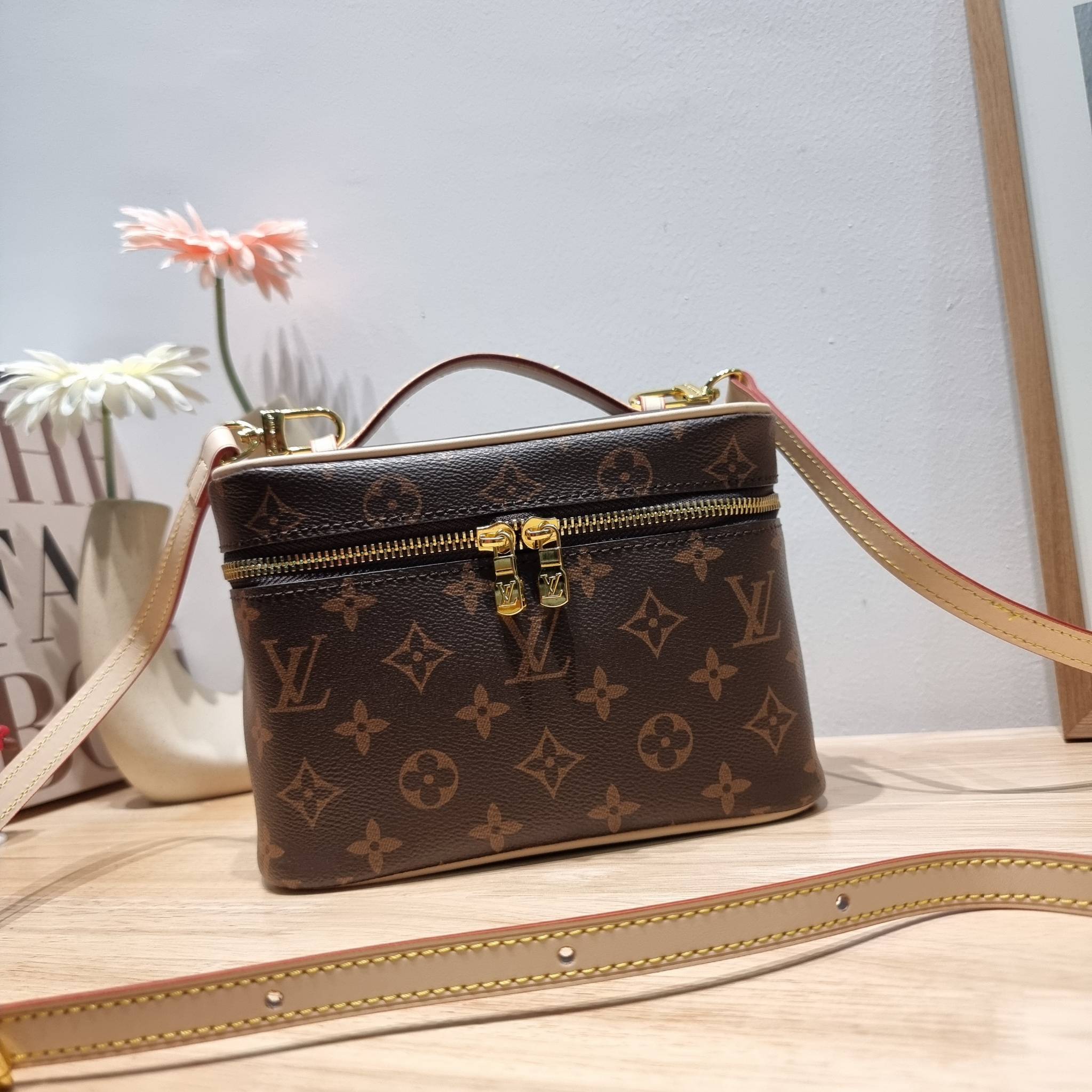 LV NICE MINI MONOGRAM BAG เบสท์เซลเลอร์คอลเลคชั่น ที่ใครๆก็ต้องมีใช้ กับกระเป๋า cosmetics ทรงกล่อง ใส่เครื่องสำอางค์ หรือจะใช้ใส่ของพกจำเป็นประจำวันก็ได้ สบายๆ