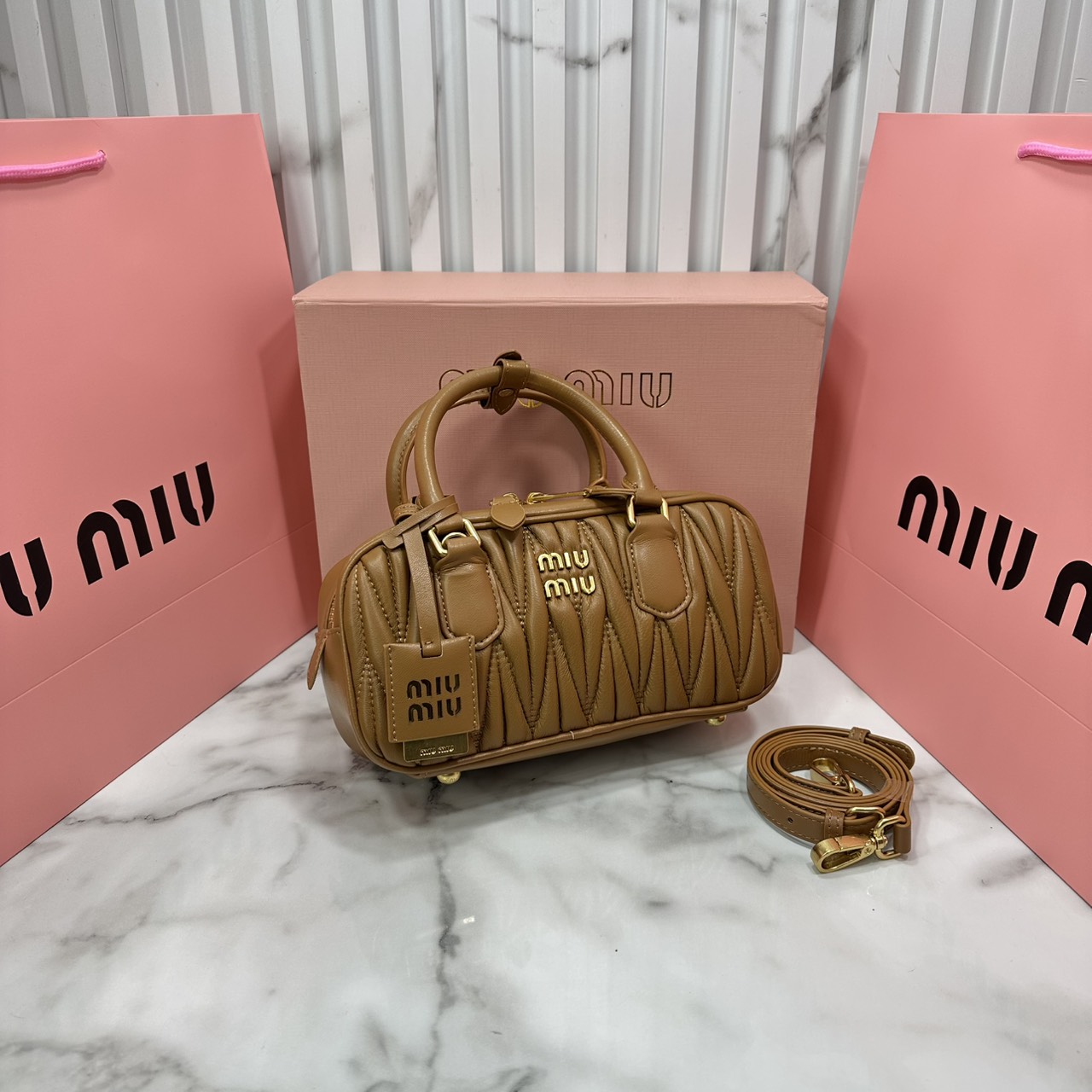 ORI หนังแท้ | MIU MIU Arcadie matelassé nappa leather bag Small 22cm กระเป๋าสะพายทรงโฮโบลุคลูกคุณหรูหราด้วยดีไซน์จับจีบนูนลวดลายสามมิติซับซ้อนเป็นเอกลักษณ์ น่ารักๆเก๋ๆ สวยดูแพง หูจับในตัวง่ายและสะดวกพกพา
