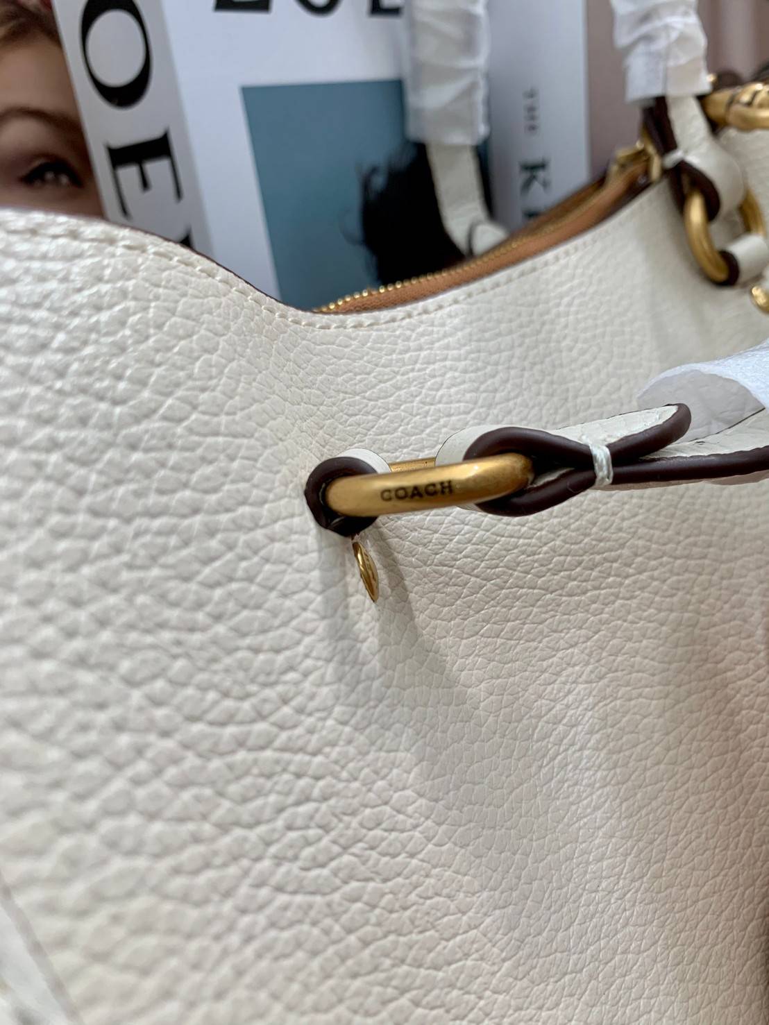 COACH C3889 TYLER CARRYALL 28 IN SIGNATURE CANVAS ((C3460//C3889)) รุ่นยอดฮิตที่สาวๆหลายคนเรียกร้อง กับกระเป๋าถือ/สะพายทรงสวย ที่มาพร้อมสายสะพายไหล่ในตัว และสายครอสบอดี้สำหรับสะพายข้าง ตัวกระเป๋าถูกแบ่งเป็นสัดส่วนสวยงาม มีช่องซิปกลางที่ใหญ่พอสมควร และยังม