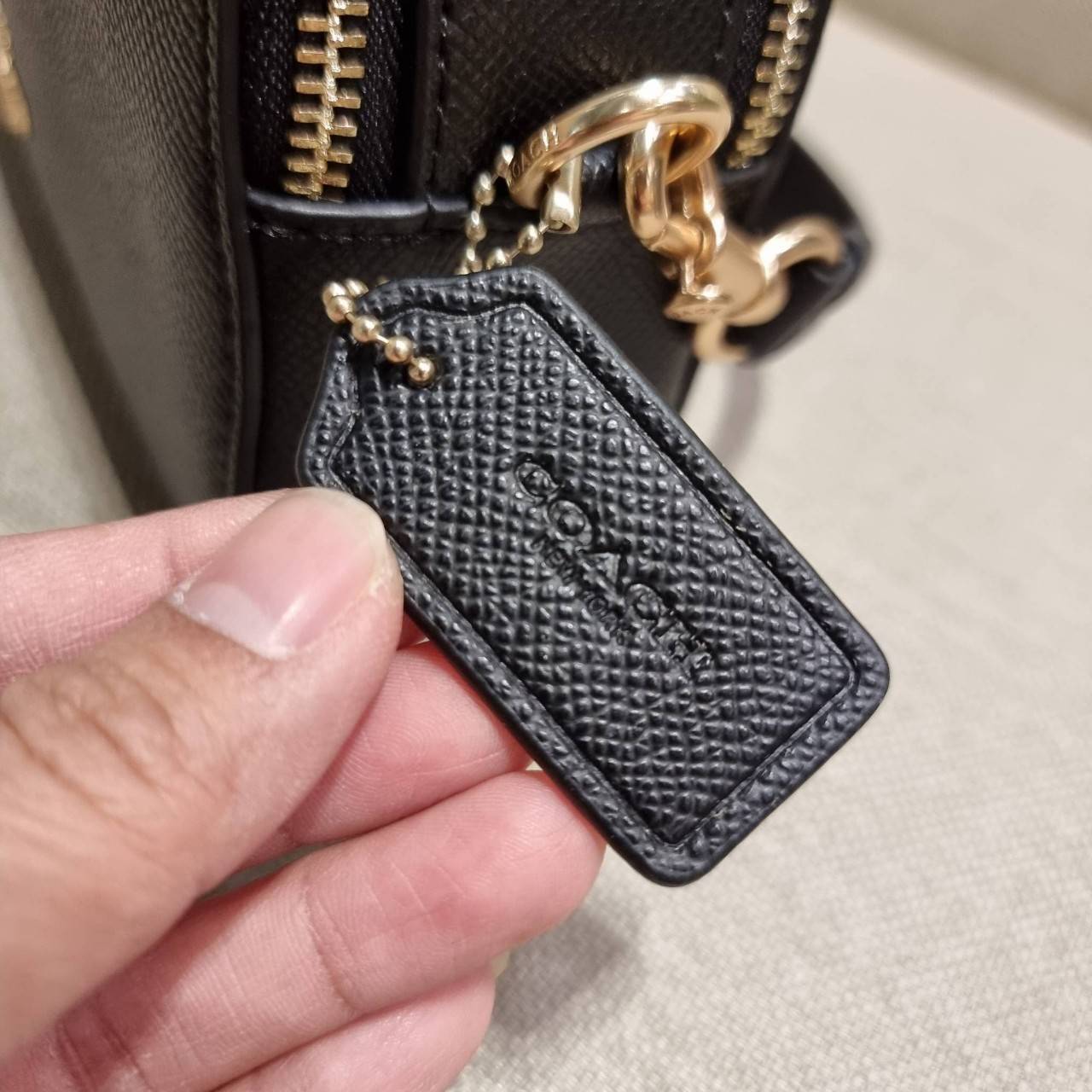 COACH 1589 SERENA SATCHEL กระเป๋าสะพายคอลเลคชั่นยอดฮิต ดีไซน์ลุคผู้ดี ต้องยกให้น้องใบนี้เลย!! จัดสีคุณหนูมาให้ สวยตาแตก!! วัสดุหนัง crossgrain ทนทาน เปิด-ปิดด้วยซิป 2 ช่องหลัก ภายในเป็นช่องโล่ง เก็บของได้แบบสบายๆ ใส่มือถือได้ทุกรุ่น สามารถหยิบไปแมทช์ได้ง่