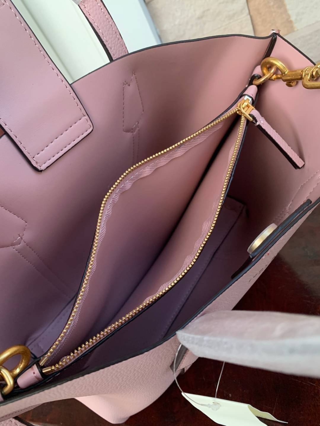 Tory Burch Perry small tote bag ออกแบบเพื่อเหมาะใช้งานได้ในชีวิตประจำวัน ใช้วัสดุผสมผสานช่วยให้กระเป๋าเป็นทรงสวยโดยยังคงคุณภาพนิ่ม สวยงามด้วยหนังวัวแท้ เรียบหรูและคลาสสิค สามารถใช้เป็น every day bag ภายในมีช่องแยกใช้งานอย่างชัดเจน ขนาดที่กำลังพอดีเลยจัดเป