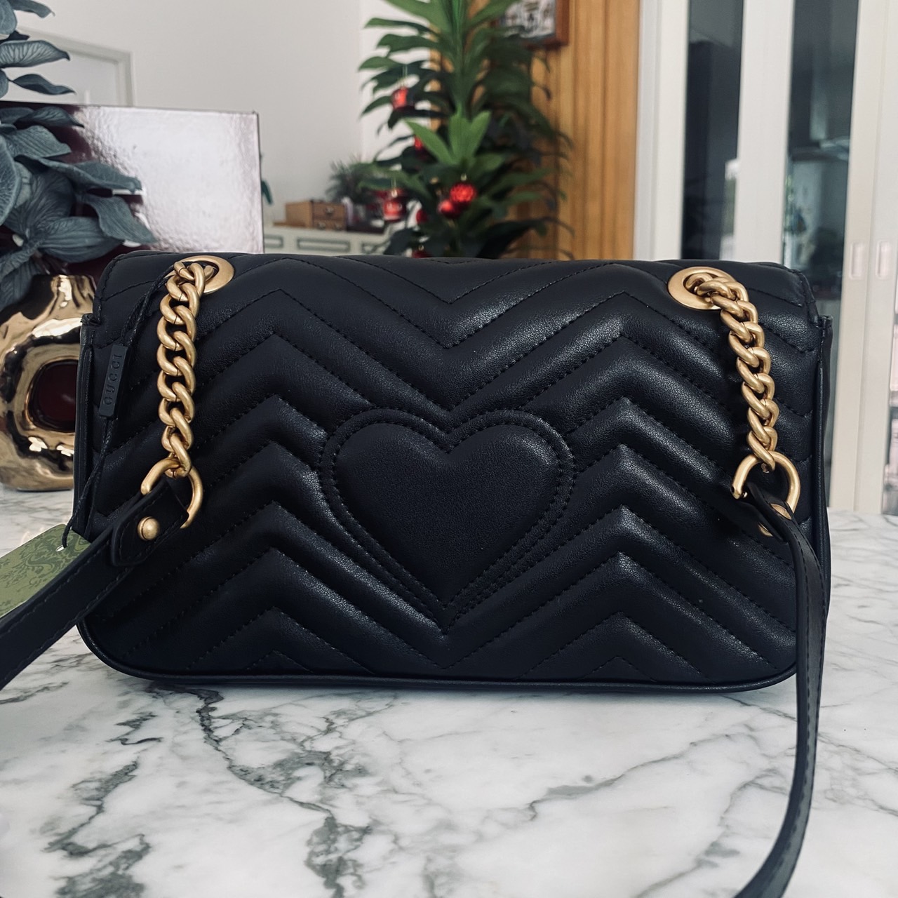 GUCCI GG Marmont Small Shoulder Bag กระเป๋าสะพายรุ่นคลาสสิค แต่งโลโก้สีทองโดดเด่น สวยหรูดูแพงขับผิว อัพลุคได้สบายๆ ด้านหลังดีไซน์รูปหัวใจ 🖤