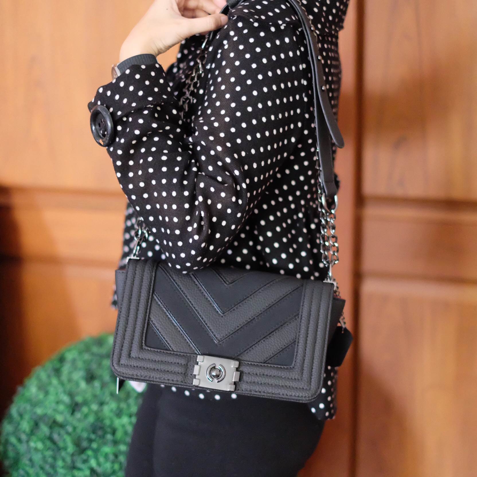 สินค้าเข้าใหม่ งานขายดี 🛍ทางร้าน ได้กระเป๋า จากแบรนด์ KEEP chain handbag สวย หรู มากๆ เลยน๊า กระเป๋าอยู่ทรง หนังแกะนิ่มมากคะ สายโซ่ มีที่รองไหล่ สะพายสบายคะ สายปรับ สั้น ยาวได้คะ ใบจริงสวยมาก เข้ากับชุดได้ง่ายมากๆ ถือหรือสะพายได้2แบบเลยค่า