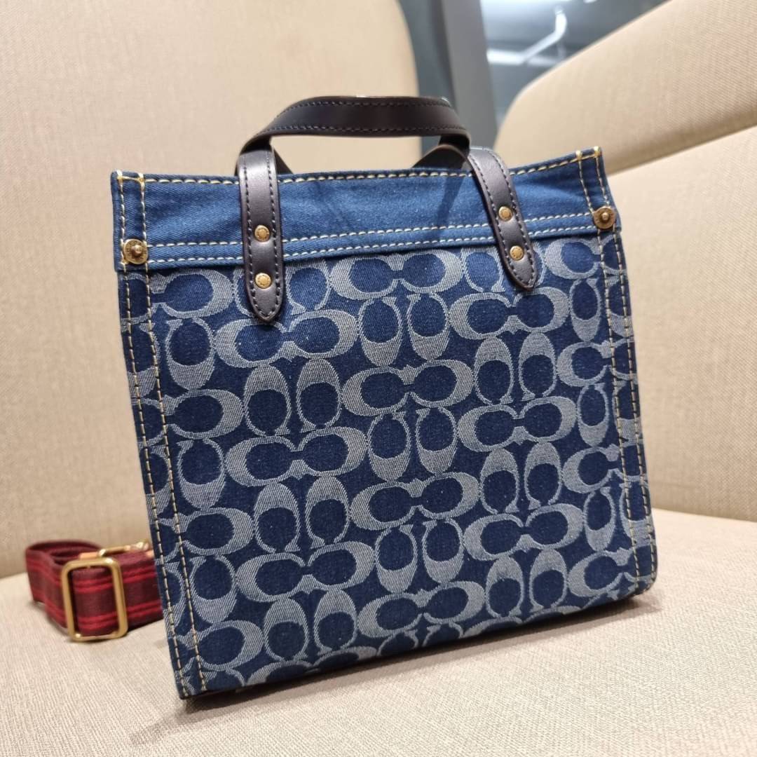 COACH CA580 FIELD TOTE 22 IN SIGNATURE DENIM คอลเลคชั่นสุดคลาสสิค ดีไซน์สวยหรูดูแพงในไอเท็มเดียว กระเป๋าทรงโท้ท ไซส์กำลังสวย น่าใช้ ชิคๆคูลๆมาก ฟังก์ชั่นการใช้งานสะดวกที่สุด มีทั้งสายคล้องแขนในตัว และสายครอสบอดี้แบบสปอร์ตเส้นใหญ่ วัสดุผ้าเดนิมตกแต่งลวดลาย