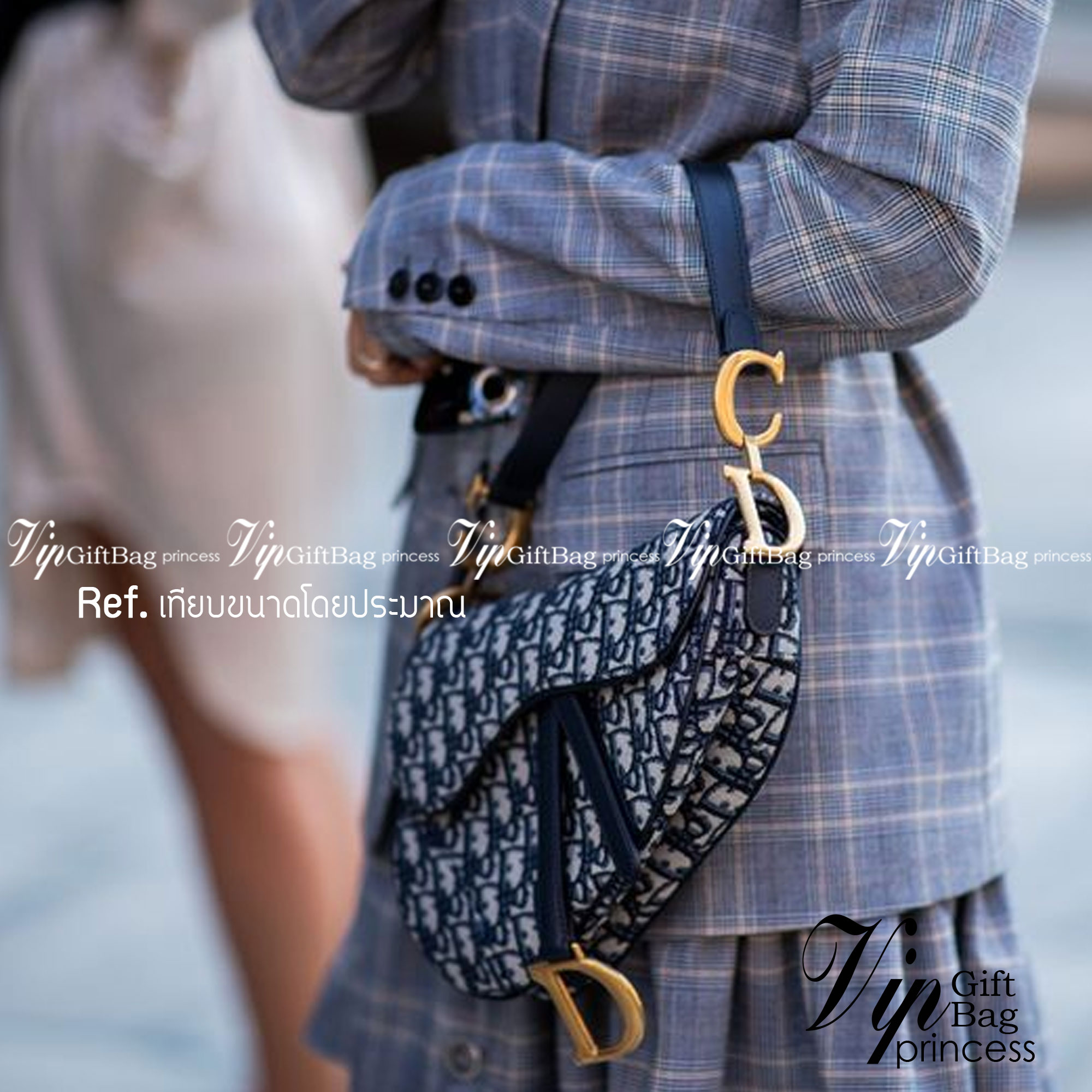 DIOR Saddle Bag Oblique Embroidery กระเป๋ารุ่นยอดนิยม ตามแบบฉบับแบรนด์ งานผ้าแจ็คการ์ดลาย Oblique ลูกเล่นห้อยด้วยตัวอักษร D ตรงหูหิ้วมีกิมมิค CD สีทอง มาพร้อมสายสะพายครอสบอดี้ เรียกว่าจะถือก็ปั้วะ จะสะพายก็ปังไม่ไหว เก็บทุกรายละเอียดงานเป๊ะมากค่ะ
