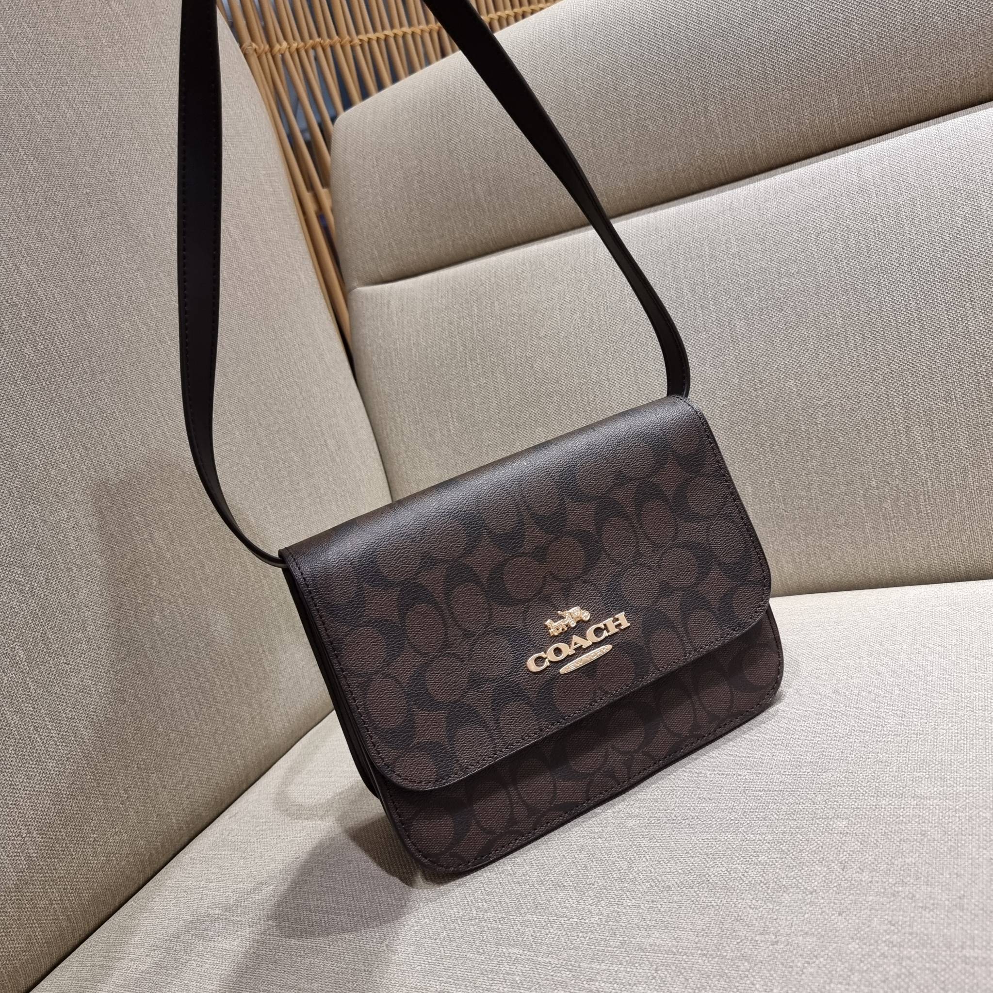 COACH C5633 BRYNN FLAP CROSSBODY IN SIGNATURE CANVAS แซ่บที่สุด ใหม่ที่สุด!! คอลเลคชั่นใหม่!! มองยังไงก็หลงรักละสายตาไม่ไหว กระเป๋าสะพายข้างลุคไฮน์ ที่ดีไซน์ออกมาได้ปัง และดูแพงมากๆ ด้วยดีเทลคลาสสิค รูปทรงใช้งานง่าย เรียบๆแต่มีดีเทล วัสดุหนังแคนวาสสลับหนั