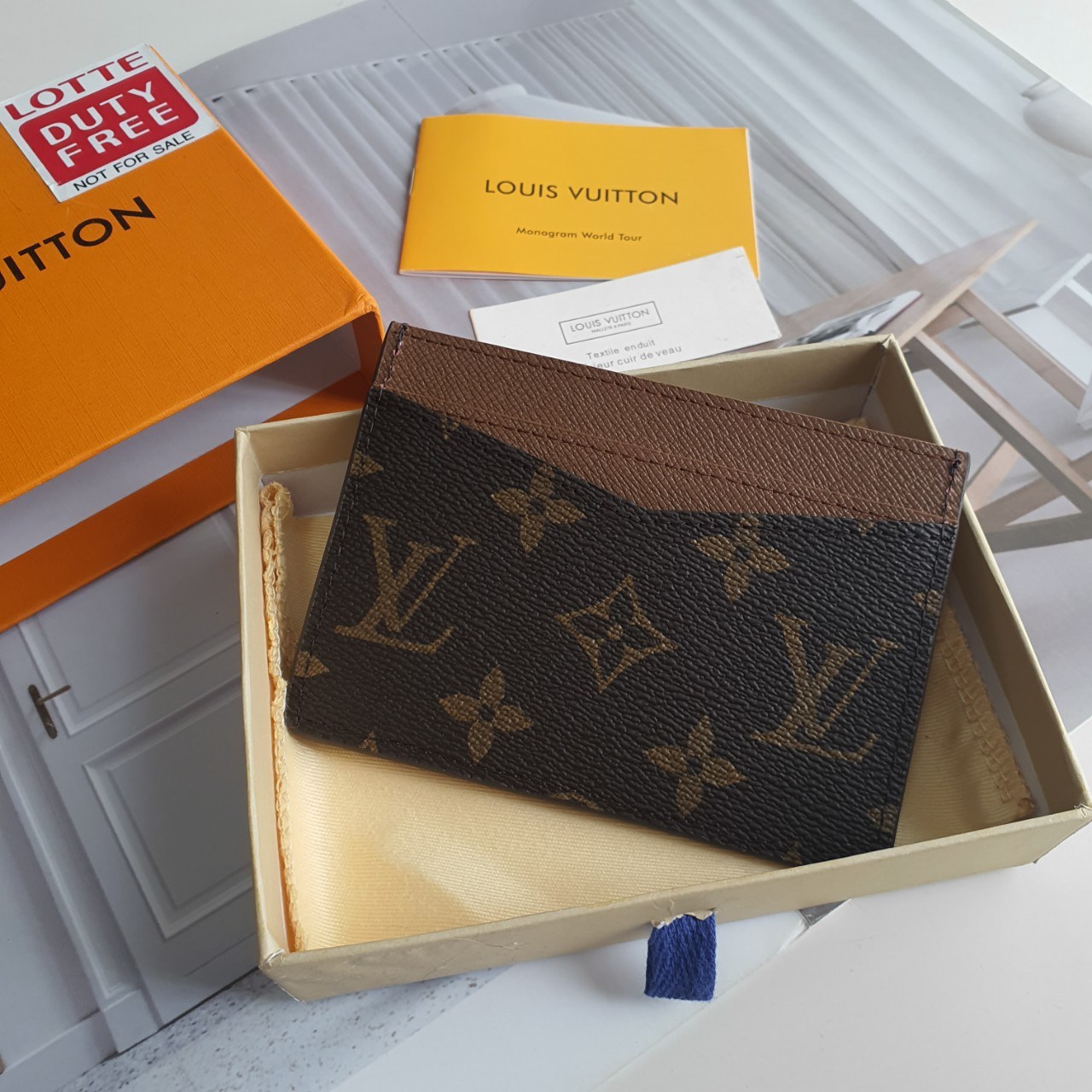 งานหรูเว่อวัง LOUIS VUITTON CARD HOLDER (GWP) 💳 ที่ใส่บัตร จากพรีเมี่ยมกิ้ฟแบรนด์หรู ดีไซน์สวยเก๋ หนังแท้ลายสวยเป็นเอกลักษณ์ ขนาดกำลังดี ใส่บัตรอย่างน้อย 7 ใบ พกพาสะดวก จะซื้อไว้ใส่บัตรใบหรู หรือซื้อให้เป็นของขวัญ ก็ควรค่าที่สุดคะ ห้ามพลาดนะคะ