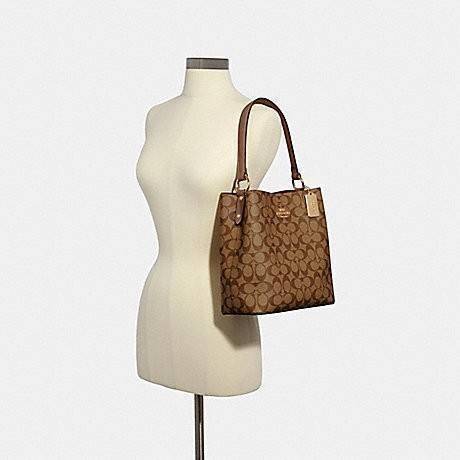 ใบใหญ่ 10" COACH TOWN BUCKET BAG IN SIGNATURE CANVAS (COACH 91512) 🌺 เป็นสีที่ขายดีมากๆ และหายากมากๆด้วย!! //ขนาด 10 นิ้ว ใส่ของได้จุใจ!! //กระเป๋าสะพายข้าง //วัสดุหนังแคนวาสอย่างดี หนังสวย อยู่ทรง มีสายสะพายยาว ใช้สะพายเป็นคลอสบอดี้ได้ สายยา