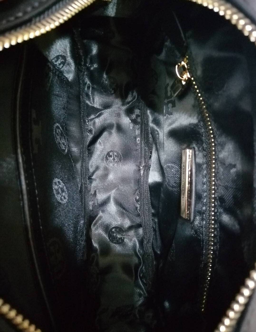 ของแท้ 💯% Tory Burch Factory Outlet Quilted Leather Shoulder Bag กระเป๋าสะพายรุ่นแนะนำจาก Tory Burch Factory วัสดุหนังแกะสังเคราะห์ขึ้นลายแบรนด์สวยหรูอยู่ทรงดีไซน์ยอดนิยมสุดคลาสสิคน่าใช้ค่ะ