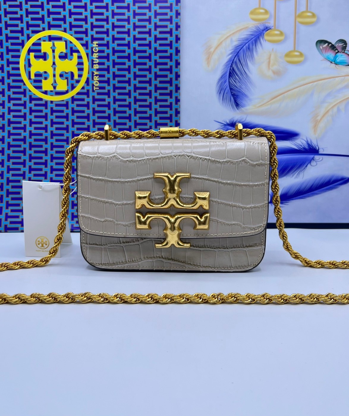 6 สี Tory Burch Croc Eleanor Small Bag / TORY BURCH ELEANOR CROC EMBOSSED LEATHER กระเป๋าสะพายหนังพิมพ์ลายจระเข้ ดีไซน์หรูหรา โด่นเด่นด้วยโลโก้แบรนด์อะไหล่ด้านหน้า และสายสะพายโลหะสีทอง