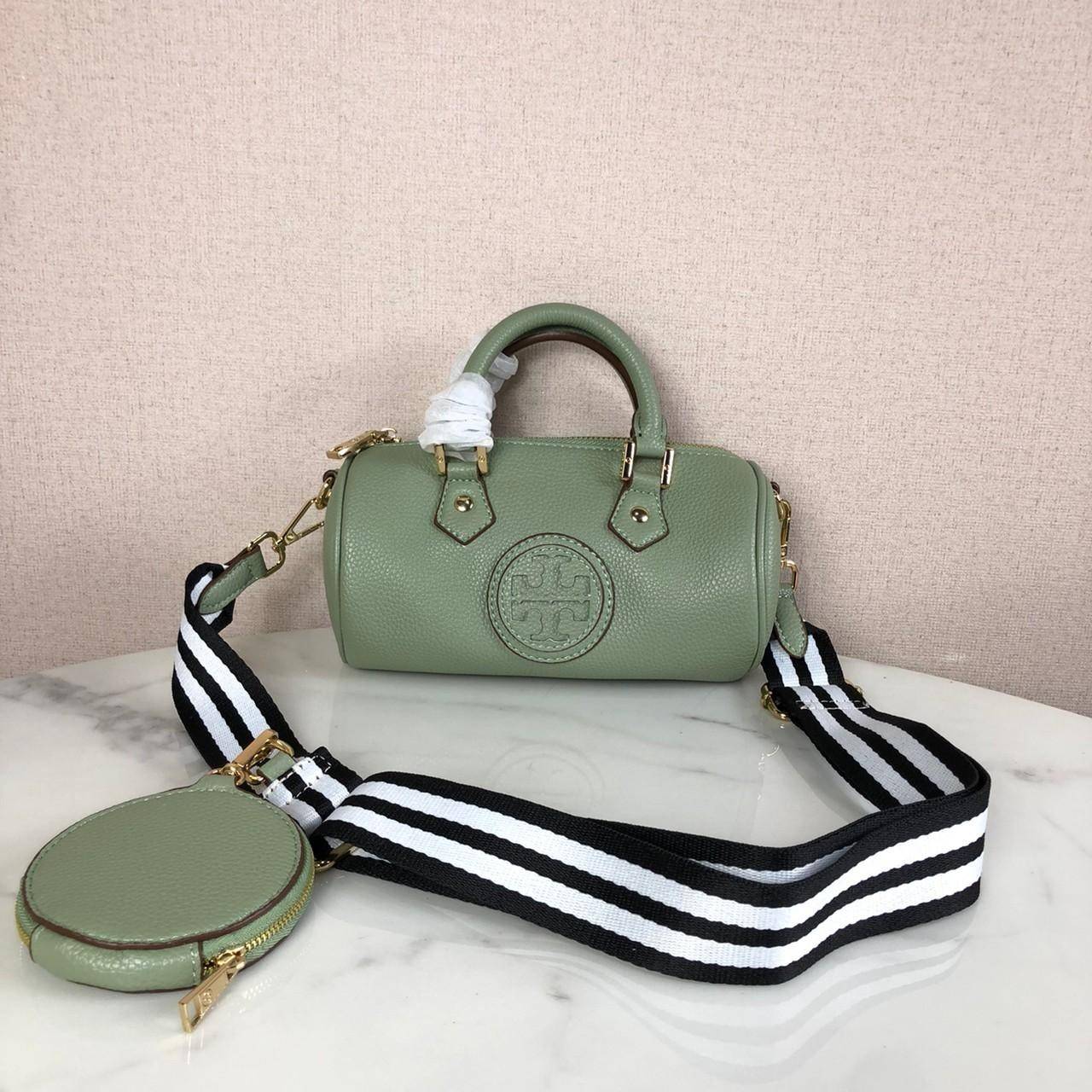 กระเป๋าถือ หรือสะพาย TORY BURCH เปิด - ปิดกระเป๋าด้วยซิป ด้านในมีช่องใส่ของ 1 ช่อง มาพร้อมสายสะพายยาว สามารถถอดและปรับได้ Free Size ค่ะ