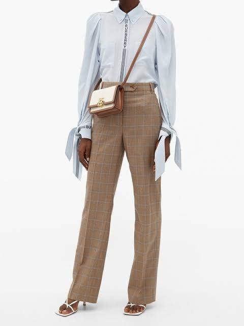 BURBERRY FRAGRANCES CROSSBODY BAG VIP GIFT WITH PURCHASE (GWP) พรีเมี่ยมกิ๊ฟ Limited Edition จากน้ำหอม BURBERRY วัสดุ Canvas & Leather ทรงเหลี่ยมสวยหรูอยู่ทรงมีโลโก้แบรนด์ด้านหน้า