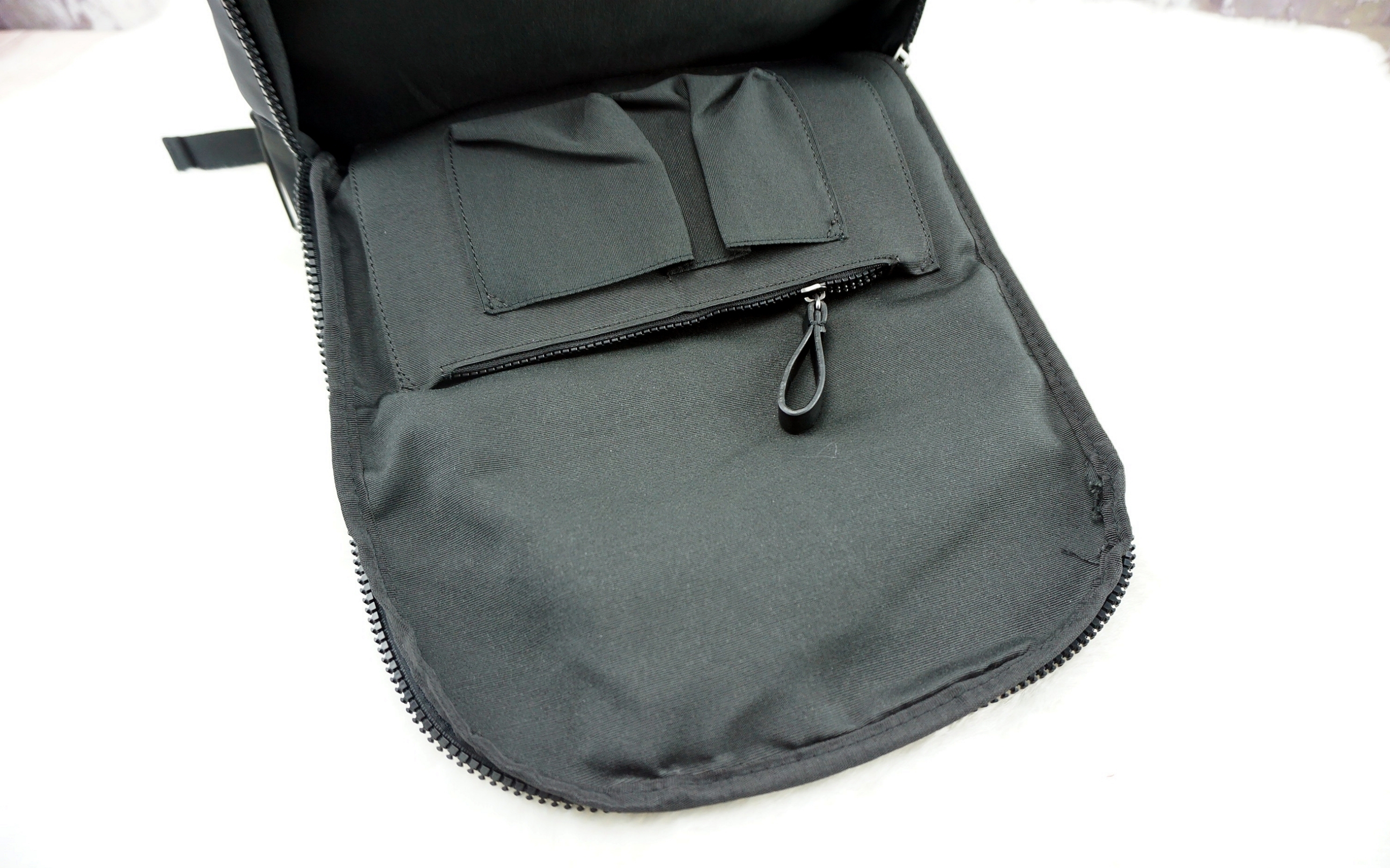 Calvin Klein Jeans back pack กระเป๋าเป้ดีไซน์เท่ห์ วัสดุ Nylon + Polyester 100 % - น้ำหนักเบา มีช่องด้านหน้าเปิด ปิดกระเป๋าด้วยซิป - ด้านหน้าสกรีน logo brand - หัวซิปปั๊มโลโก้แบรนด์ - ภายในกว้าง ใส่ Laptop, A4 ได้หมด - ภายในมีช่องซิปเล็ก ให้แยกใส่ของจุกจิ