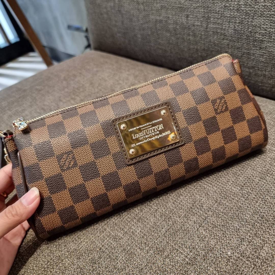 LV CROSSBODY CLUTCH BAG WITH CHAIN / LV Eva Clutch Crossbody Bag กระเป๋าสะพายวีไอพีพรีเมี่ยม วัสดุหนังแคนวาสคุณภาพ โลโก้เพลทอะไหล่ทอง คมชัด หรูหรา เปิด-ปิดกระเป๋าด้วยซิป ภายในเป็นช่องโล่ง ใส่ของใช้สำคัญได้สบายๆ มือถือ พาวเวอร์แบงค์ เครื่องสำอางค์ ของจุกจิ