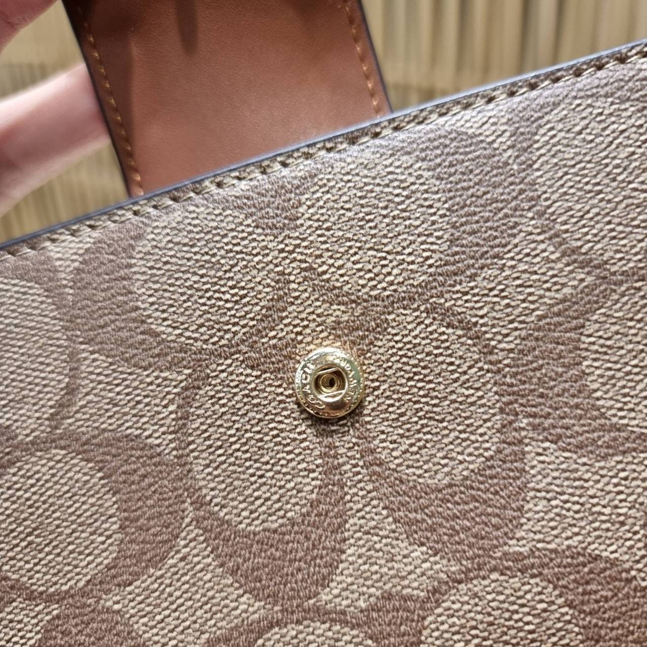 พร้อมส่ง 7 สี COACH C2874 TECH WALLET IN COLORBLOCK SIGNATURE CANVAS จัดให้สีใหม่ก่อนใคร!! ดีไซน์ใหม่ คอลเลคชั่นสวยหรู กระเป๋าสตางค์พร้อมสายคล้องมือ ง่ายต่อชีวิตมากจ้า!! มันดีอะไรเบอร์นี้ ใส่ได้ทั้งบัตร และโทรศัพท์ก็ใส่ได้ทุกรุ่น แถมยังมีช่องซิปแยกไปอีก ช