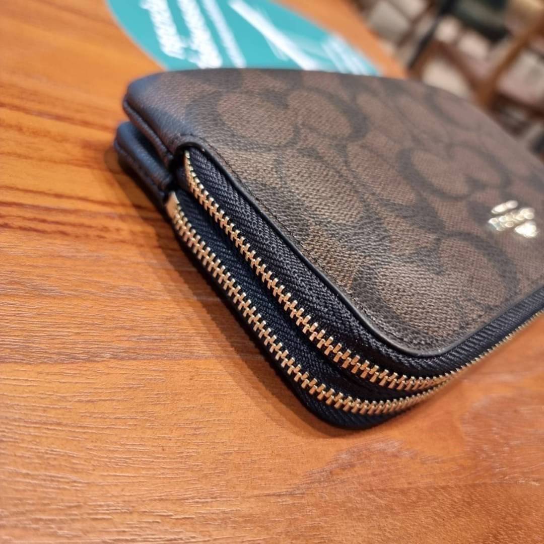COACH F87591 DOUBLE CORNER ZIP WALLET IN SIGNATURE COATED CANVAS คล้องมือรุ่น 2 ซิป!! มาแล้วจ้า 🌟🤗 ไซส์นี้คือเหมาะมือจริงๆ พกง่ายเช่นเคย ไม่ต้องกังวลว่าจะเกะกะหรือกินพื้นที่กระเป๋าหลัก วัสดุหนังแคนวาสเคลือบลาย มีช่องหลักแยก 2 ช่อง ภายในบุผ
