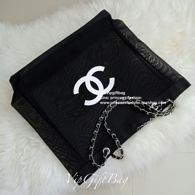 Chanel Shopping Bag With Chain กระเป๋าสะพายใบใหญ่ทรง Shopping Bag Limited Edition พรีเมี่ยมกิ้ฟของแท้นำเข้าจาก Chanel Perfume Counter #ของแท้100% (ไม่ใช่งานเลียนแบบ) ใบใหญ่วัสดุ Nylon โปร่ง #อะไหล่เงิน ♡ ปั้ม CHANEL อีกด้านเป็นโลโก้ CC เปิดปิดด้วยแ