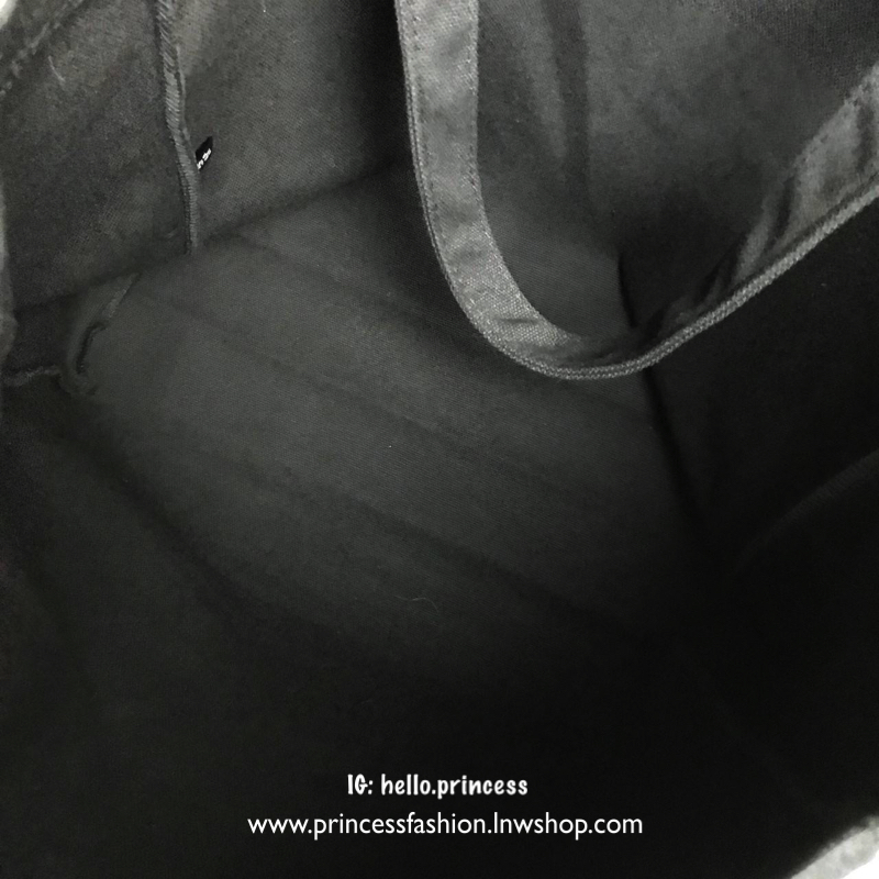 Chanel Canvas Shopping Bag Gift With Purchase (GWP) กระเป๋าสะพายทรง Shopping VIP. gift จาก Chanel Perfume วัสดุ Canvas เนื้อหนา คุณภาพ พิมพ์ลายเเบรนด์ทั้ง 2 ด้าน ดูมีดีเทล จุมาก ใส่ A4, Laptop น้ำหนักเบา Must Have !