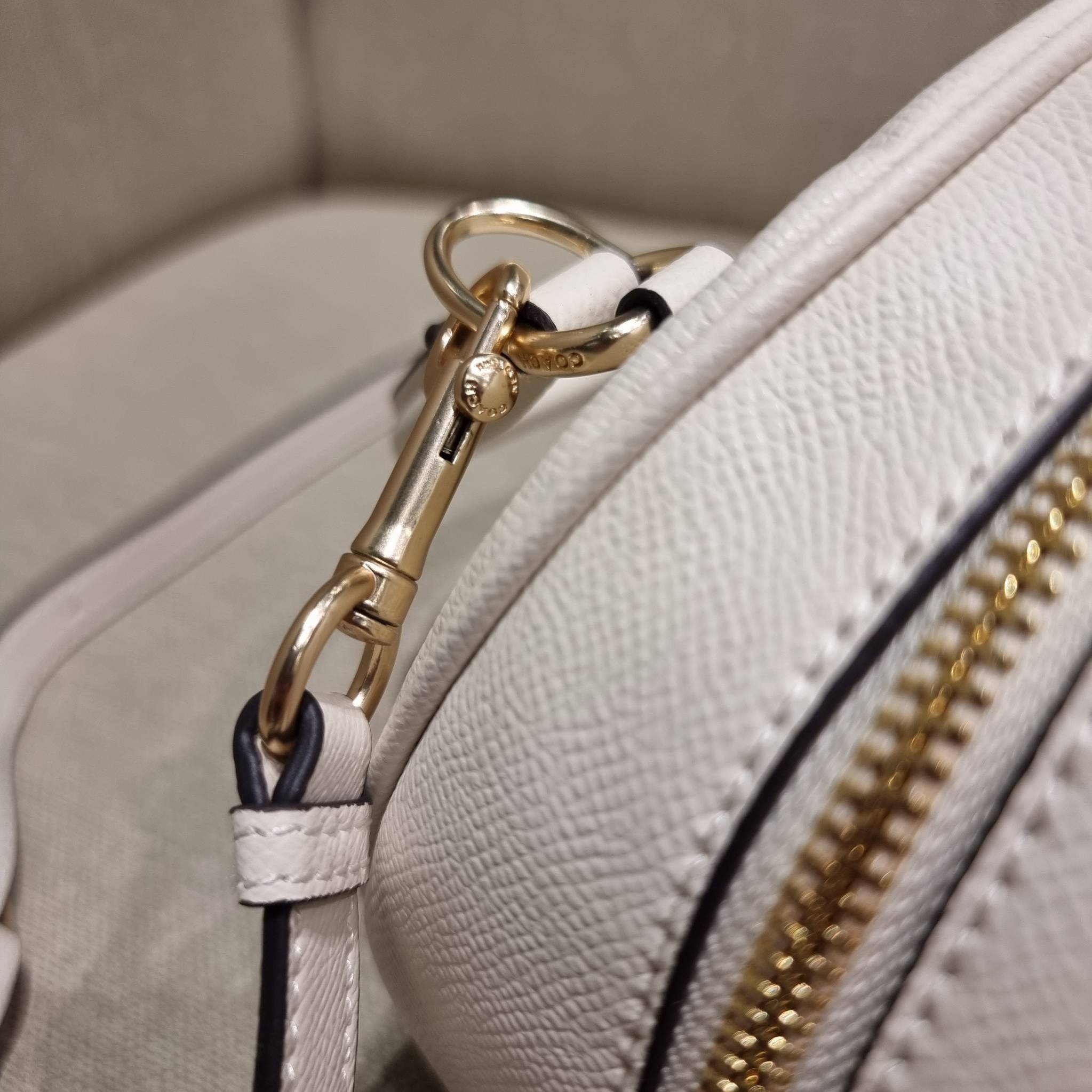 COACH SYDNEY SATCHEL BAG CA202 CA591 CB596 ใหม่ล่าสุด กับคอลที่สาวๆต้องหลงรัก กระเป๋าสะพายทรง satchel ที่มีรูปทรงดึงดูดสายตา สวยแรกเห็น วัสดุหนัง crossgrain พร้อมหูจับในตัว เปิด-ปิดด้วยซิป ภายในโล่งกว้าง ขนาดกำลังดี มีสายครอสให้ ปรับได้ตามชอบ ใบจริงลูกคุณ