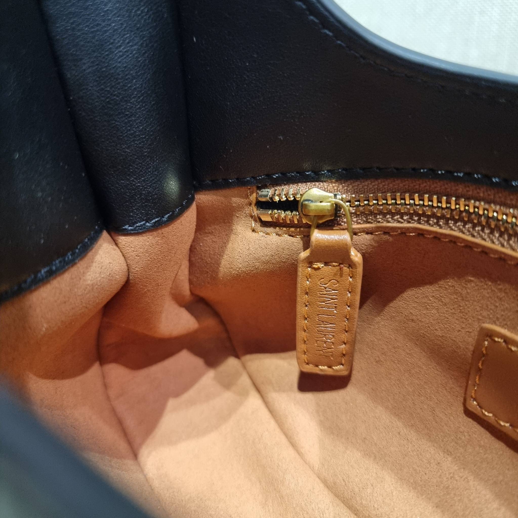 Yves Saint laurent le fermoir hobo bag in shiny leather / YSL hobo bag กระเป๋าสะพายไหล่ ดีเทลหรู สวยครบทุกมุม ตอบโจทย์สาวๆทุกไลฟ์สไตล์ เพราะใช้งานได้ง่ายและสะดวก vip พรีเมี่ยมกิ๊ฟจาก dytyfree วัสดุหนังวัวแท้เต็มใบ สัมผัสดีงามมากๆ น้ำหนักเบา ดูแพงที่สุด ปา