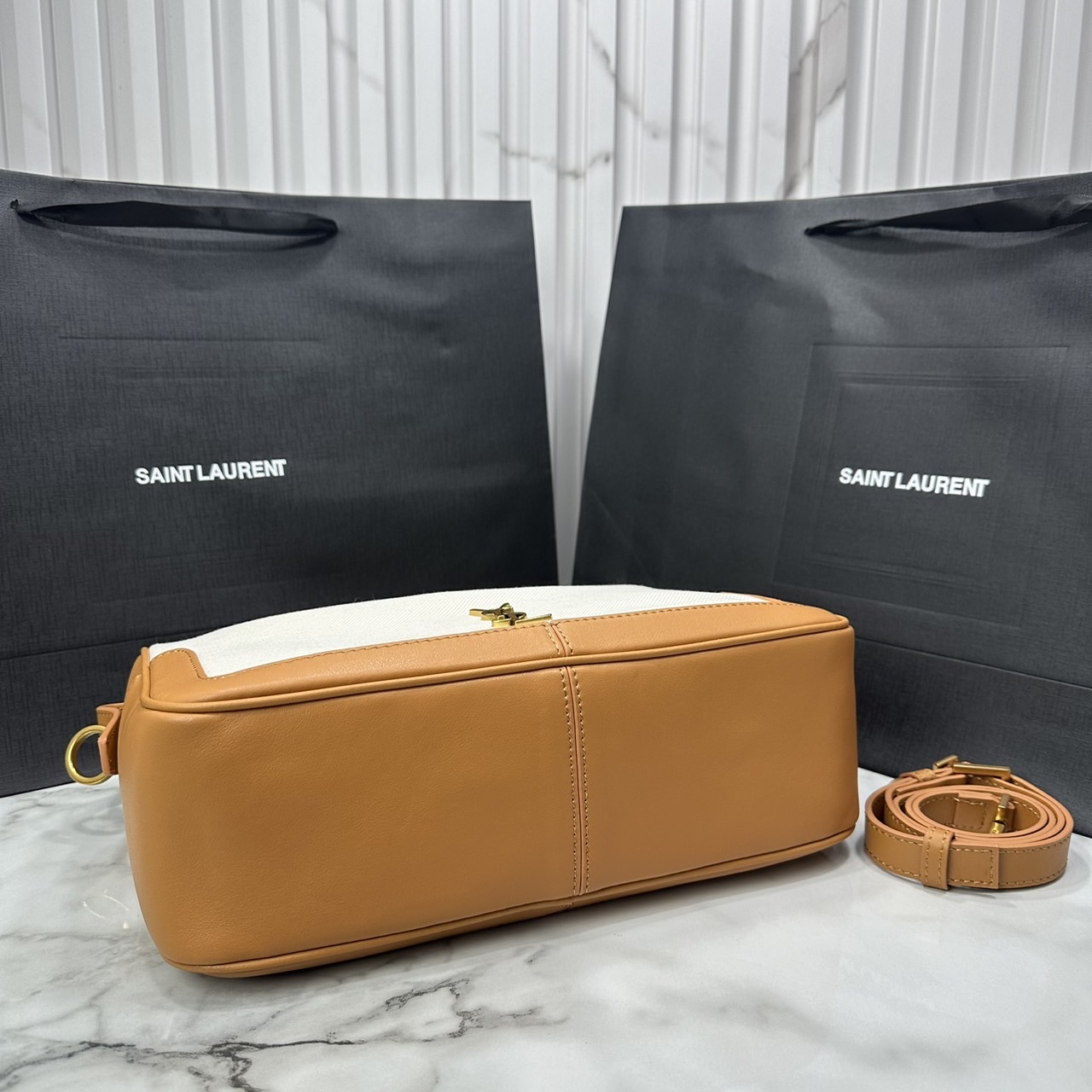 YSL Camera Supple Bag กระเป๋าสะพายทรงกล้องใบขนาดกลาง ถือจับถนัดมือ จุของได้เยอะ ดีไซส์เรียบหรูดูแพง 🧡เกรดออริ ใช้งานต่างประเทศได้