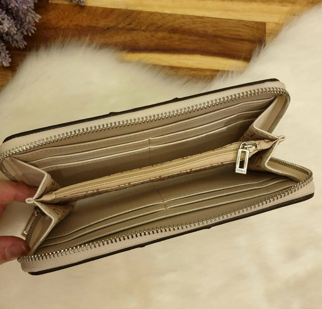 GUESS FACTORY WOMEN'S ZIP AROUND LONG WALLET กระเป๋าสตางค์หนังทรงซิปรอบลาย G ด้านหน้าติดโลโก้แบรนด์ด้วยโลหะสวยหรู ภายในมีช่องใส่ธนบัตร ช่องใส่บัตรหลายช่อง มีช่องซิปใส่เหรียญ สามารถใส่ไอโฟนพลัสได้ มีให้เลือกถึง 5 สี สวยคุ้ม น่าใช้มากๆค่า