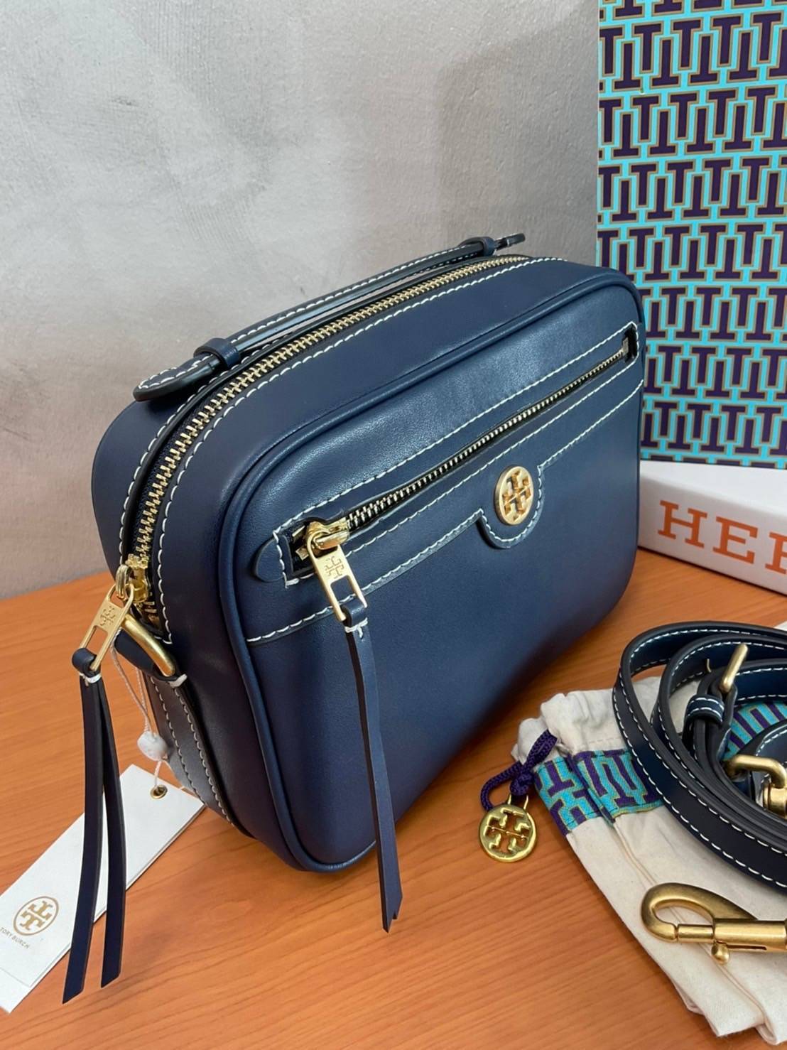 TORY BURCH T MONOGRAM JACQUARD CAMERA BAG กระเป๋าสะพาย Crossbody วัสดุหนังวัวแท้ การออกแบบเรียบง่าย ยังคงความหรูหราเอาไว้ โดดเด่นด้วยลวดลาย T Monogram มาพร้อมสายสะพายยาวแบบสปอร์ต ถอดออกได้ สายปรับระดับได้ ตอบสนองการใช้งานได้ดี มีหูหิ้วด้านบนสามารถใช้งานได
