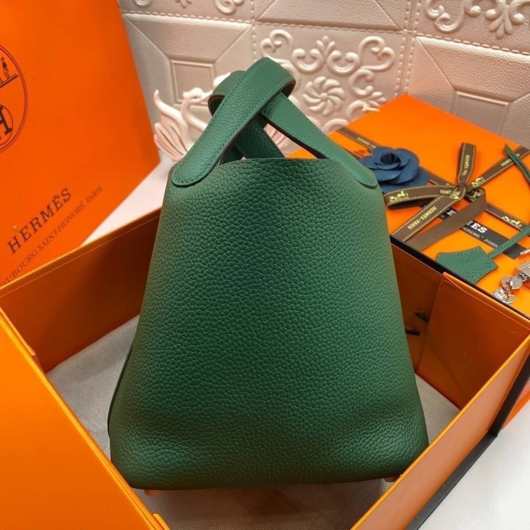 หนังแท้ Hermes Picotin Lock 18 bag กระเป๋าถือแบรนด์หรูระดับโลก งานเกรดออรินอล หนังแท้ทั้งใบ หนังมีลายทอริลลอนคล้ายของจริง มาพร้อมตัวล็อคเคลลี่ Kelly lock รูปทรงเรียบแต่หรู ใช้งานได้ทุกโอกาส ถือง่าย ใช้งานง่าย ภายในโล่งกว้าง ภาพสินค้าถ่ายจากงานขายจริง ใช้ง