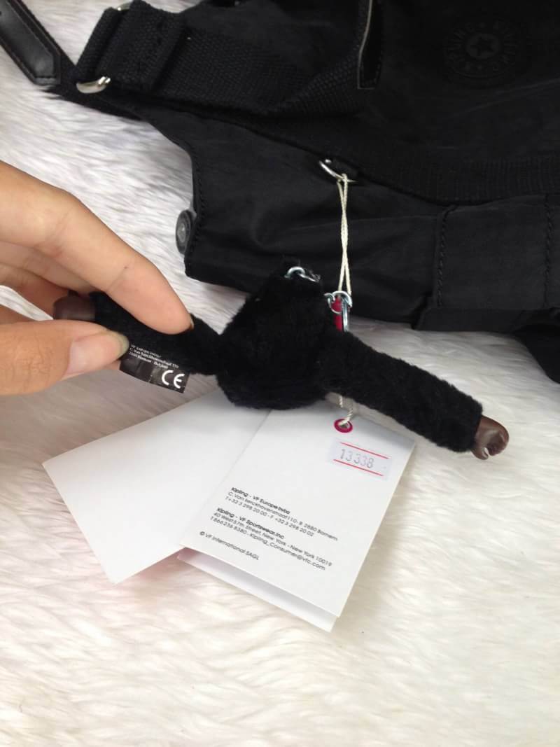 Kipling รุ่น Cicele กระเป๋าสะพายไหล่ใบใหญ่ สวยน่ารัก ตัวกระเป๋าด้านในเป็นช่องโล่งแบบปิดเปิดด้วยซิป มีช่องซิปด้านใน ด้านข้างกระเป๋า มี 2 ช่อง ปิดเปิด ด้วยเทป พร้อมที่ใส่โทรศัพท์ ปากกา และ MP 3 ในส่วนด้านใน และ ด้านข้างกระเป๋า ซ้าย-ขวา เป็นช่องขนาดเล็กสำหรั