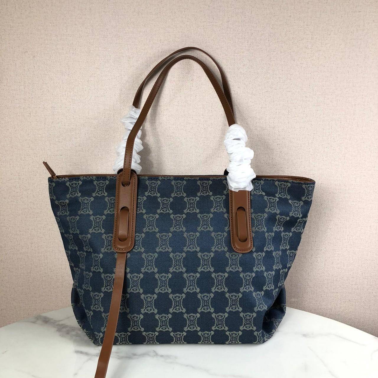 กระเป๋าสะพาย CELINE ซื้อ 1 ได้ถึง 2 ชิ้น เปิด - ปิดกระเป๋าด้วยซิป ด้านในโล่งกว้าง มีช่องซิป 1 ช่อง หูจับสูง 26 cm แถมกระเป๋าใบเล็กอีก 1 ใบ เปิด - ปิดด้วยซิป มาพร้อมสายสะพาย สามารถถอดและปรับได้ 3 ระดับค่ะ