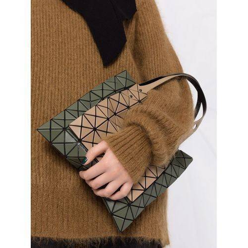 Baobao Issey Miyake Prism Kangaroo tote bag กระเป๋าถือทรงโท้ทที่ประดิษฐ์ขึ้นอย่างเชี่ยวชาญในญี่ปุ่น มาพร้อมแผงเรขาคณิตสำหรับการออกแบบที่ได้รับแรงบันดาลใจจากกระดาษพับ ซิลลูเอทอันเป็นเอกลักษณ์นี้ปิดท้ายด้วยสายรัดแบบอสมมาตร มีการพัฒนาโครงสร้างทรงสามเหลี่ยมเพ