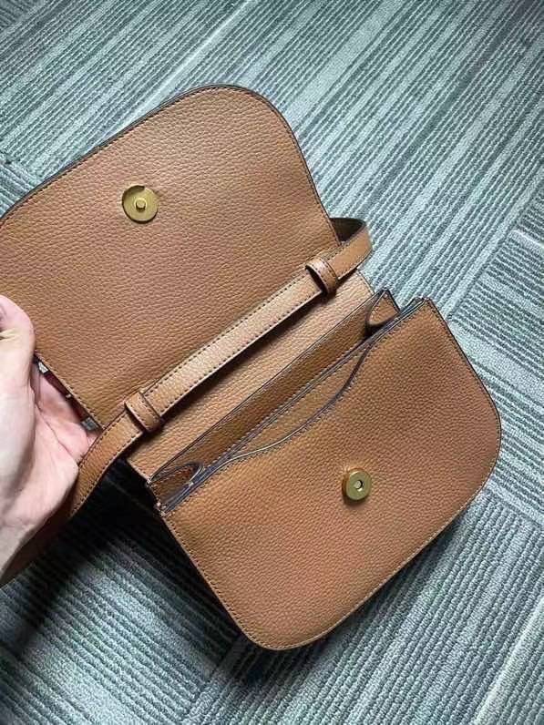 TORY BURCH BRLTTEN SMALL SADDLE BAG / Tory Burch Britten Flap Shoulder Bag กระเป๋าสะพายข้าง วัสดุหนังแกะแท้ ด้านหน้าประดับโลโก้แบรนด์ เปิด-ปิดกระเป๋าแบบกระดุมแป็กแม่เหล็กแน่นหนา ภายในมีช่องหลัก ใส่กระเป๋าเงินใบกลาง มือถือได้ทุกรุ่น มีช่องแยกใส่ของจุกจิกอี