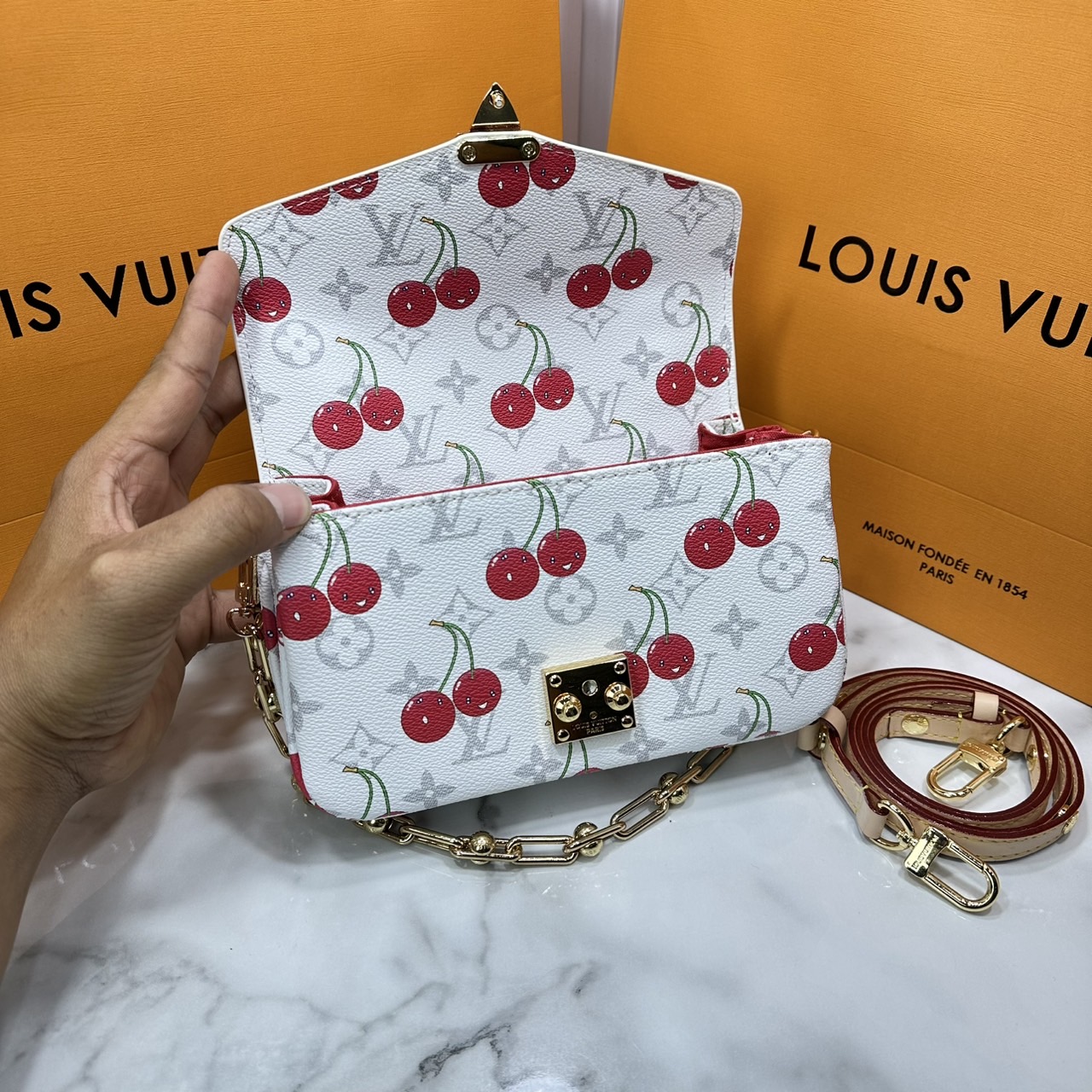 ORI หนังแท้ | LV x TM Pochette Métis East West Monogram cherry canvas กระเป๋าสะพาย ดีไซน์ใหม่โทนสีขาวในเฉดสีฤดูร้อนซึ่งตัดกับลวดลายเชอร์รี่สดใสที่ได้รับแรงบันดาลใจจากศิลปินชาวญี่ปุ่นได้อย่างสง่างาม
