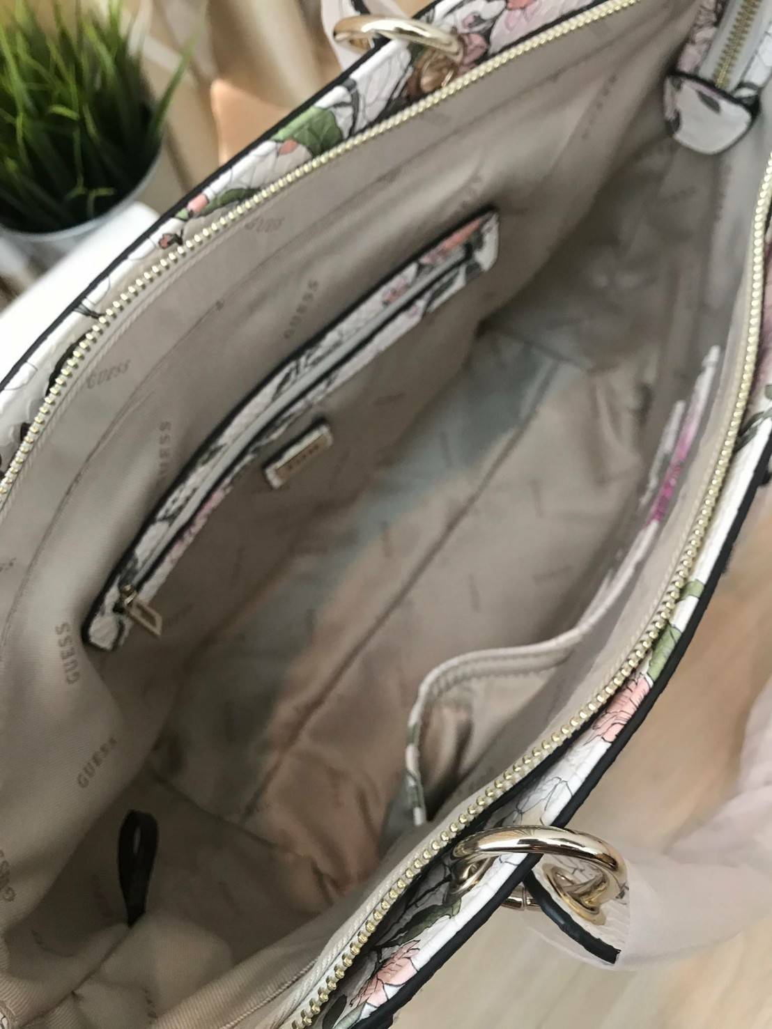 GUESS Kamryn Q Logo Tote สไตล์คลาสสิค ฐานกว้างตั้งอยู่ทรง วัสดุหนังpuลายsignature แบรนด์รอบใบ เปิดปิดด้วยซิปเดียวด้านบน ใช้งานง่าย บุด้วยผ้าสกรียโลโก้ มีช่องเล็กและช่องซิปแยกใช้งานเป็นสัดส่วน ประดับtagโลหะหุ้มหนังเป็นดีเทล ใบใหญ่ใส่นิตยสาร และของใช้ประจำว