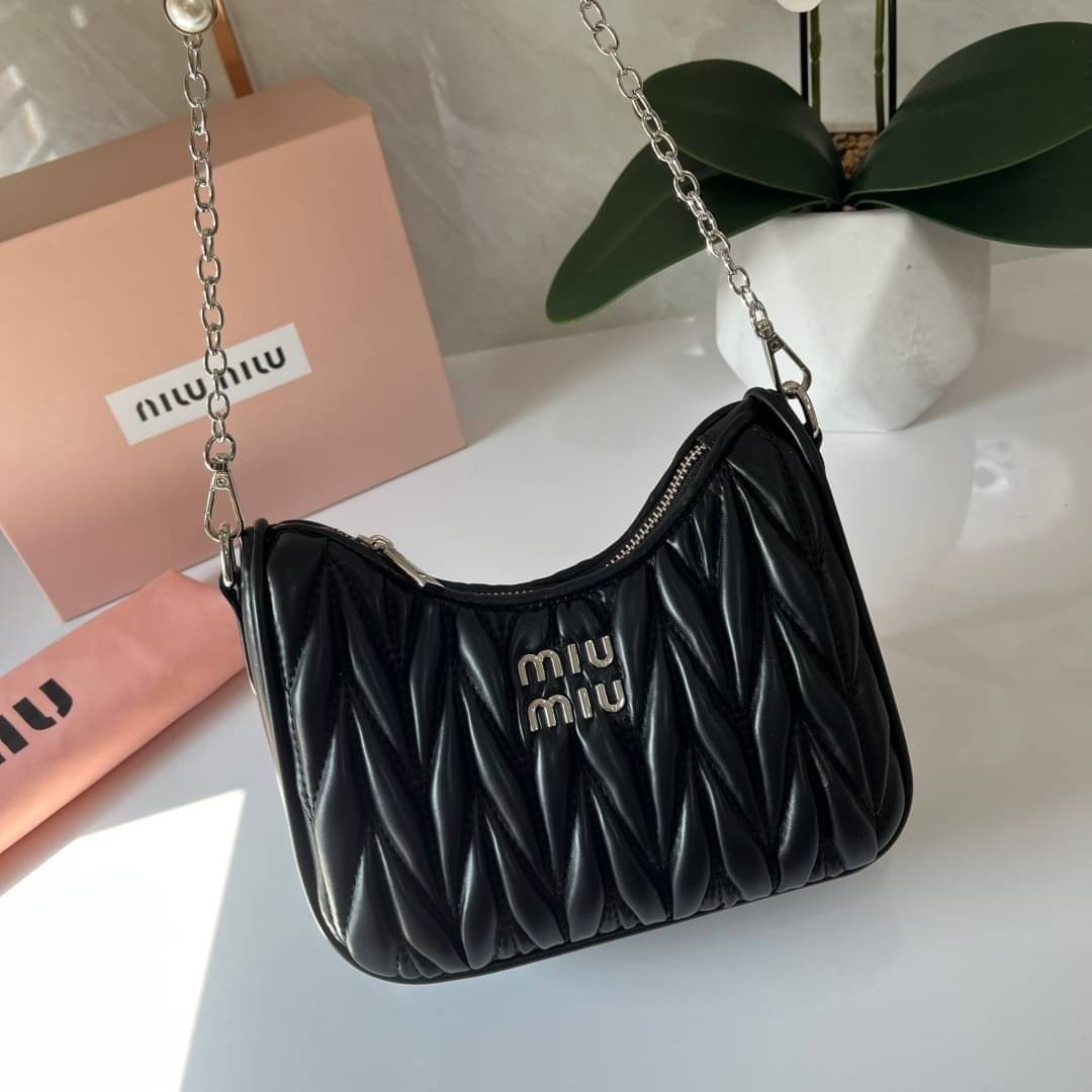 MIU MIU matelasse nappa leather shoulder bag กระเป๋าสะพายข้าง สายสะพายประดับไข่มุกและคริสตัล ให้ความละมุม ลุคคุณหนูน่ารักสุดๆคะ