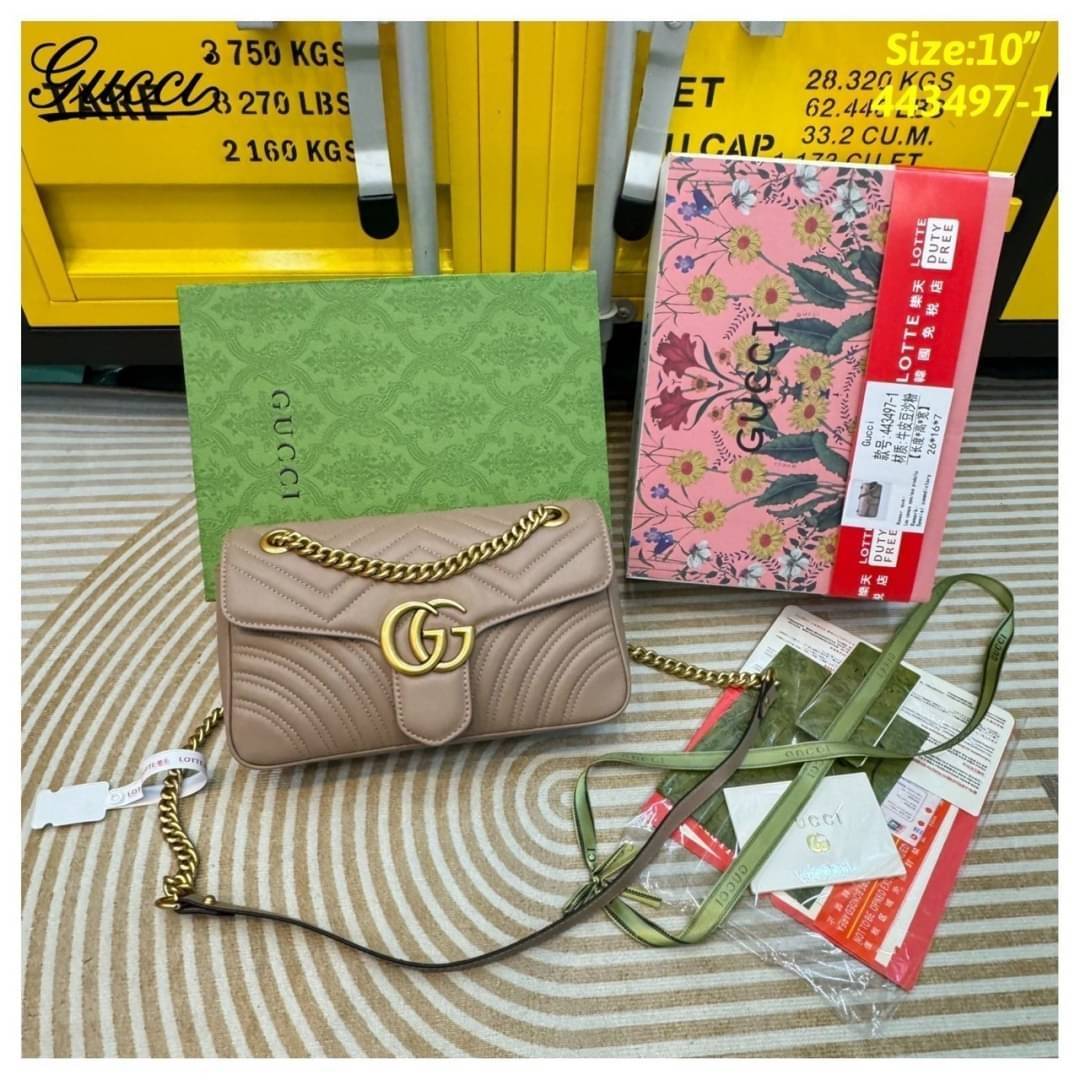 GUCCI GG Marmont shoulder bag กระเป๋าสะพายข้างรุ่นคลาสสิค สะพายขับผิว ดูแพง อัพลุคได้สบายๆ เปิด-ปิดด้วยตัวกดล็อคแน่นหนา ด้านหลังดีไซน์รูปหัวใจ